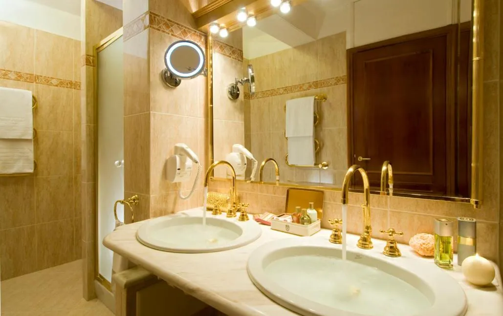 Bathroom in Grand Hotel Dino