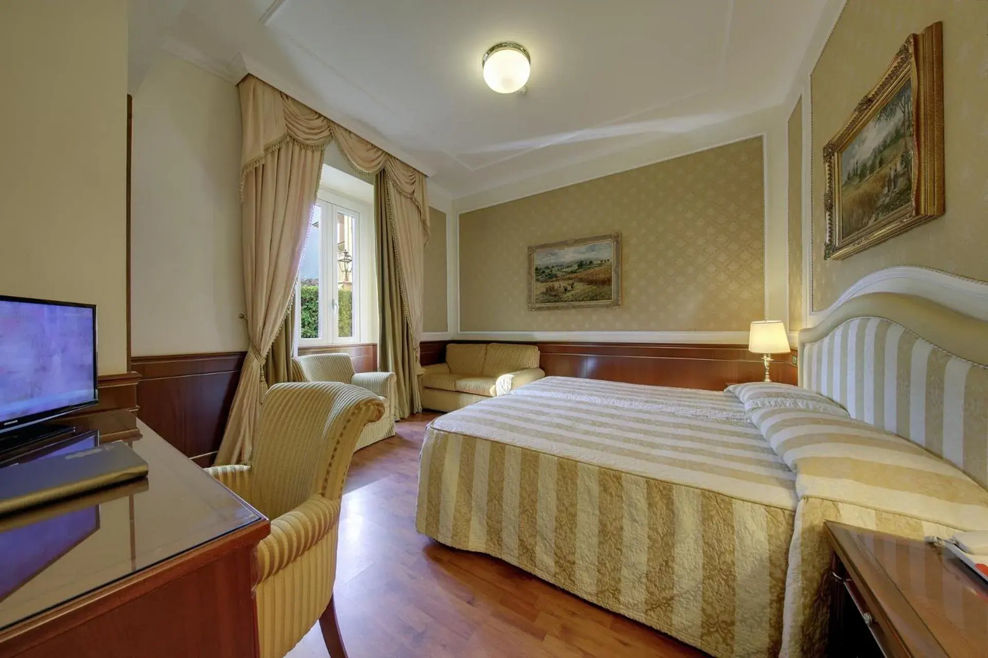 Economy Triple Room in Hotel Simplon Economy Triple Room in Hotel Simplon