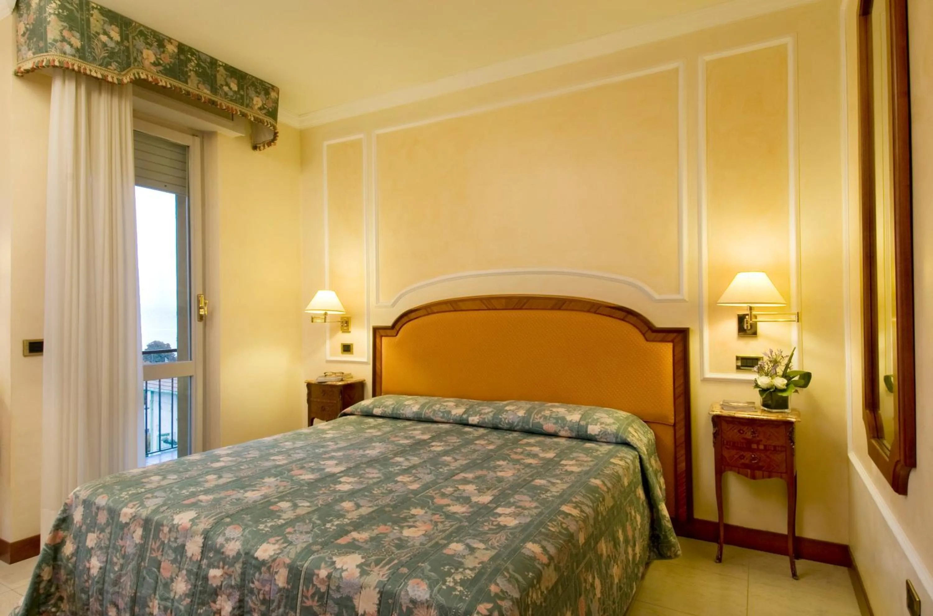 Bed in Hotel Simplon