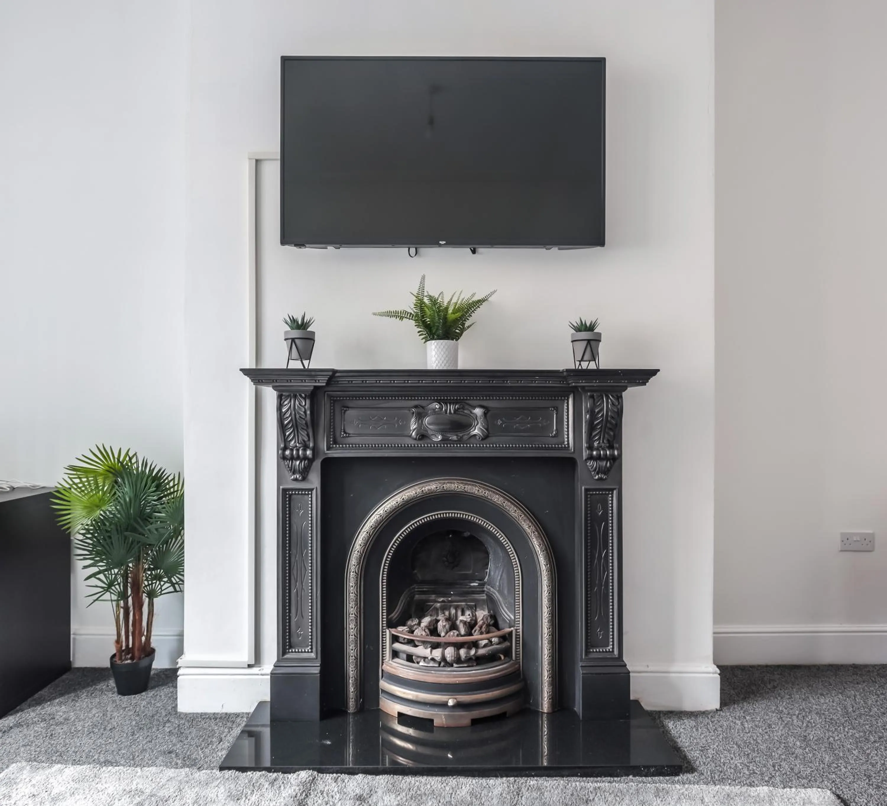 Living room in Spacious 4 Bed House in Birmingham, Suitable for Contractors