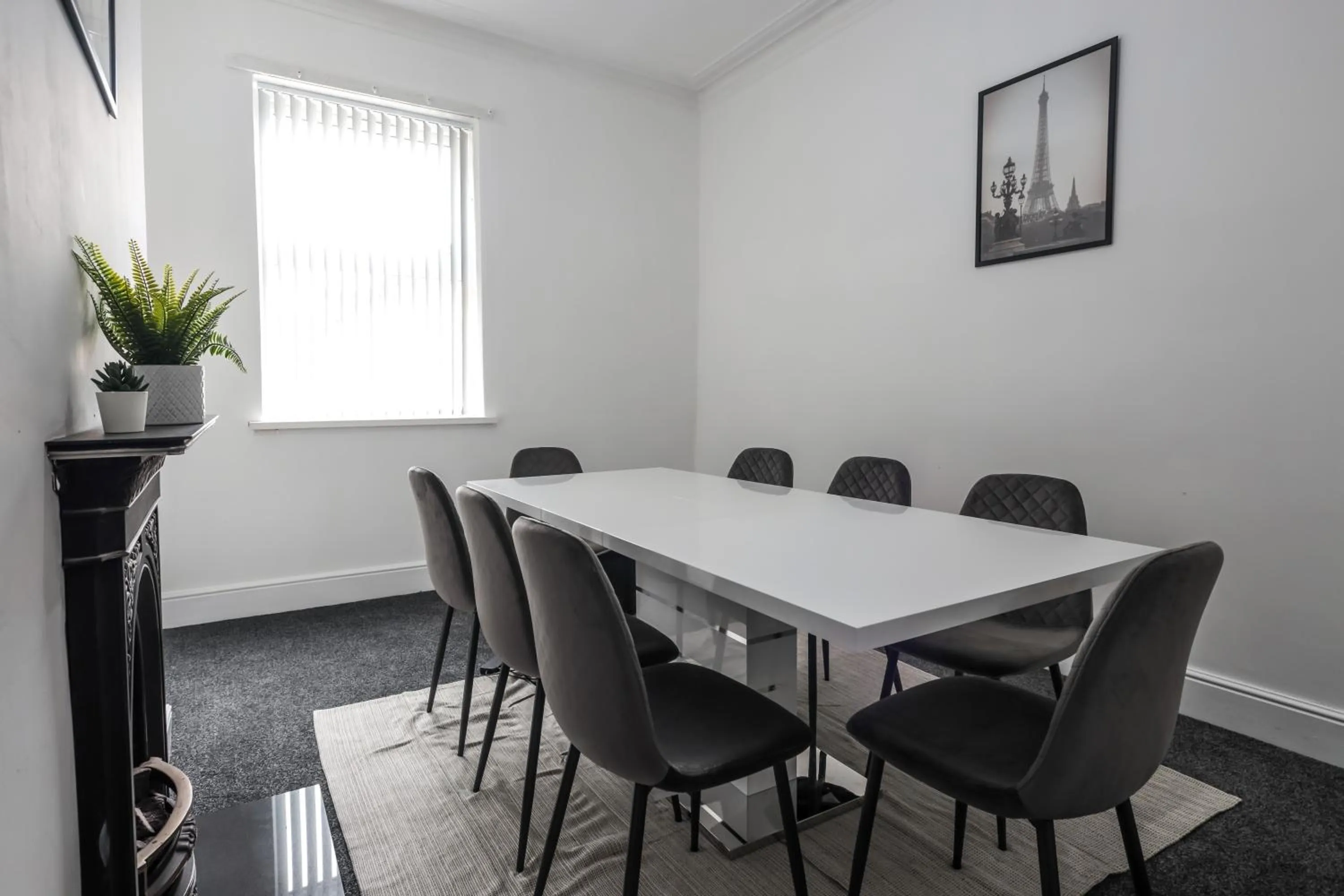 Dining area in Spacious 4 Bed House in Birmingham, Suitable for Contractors