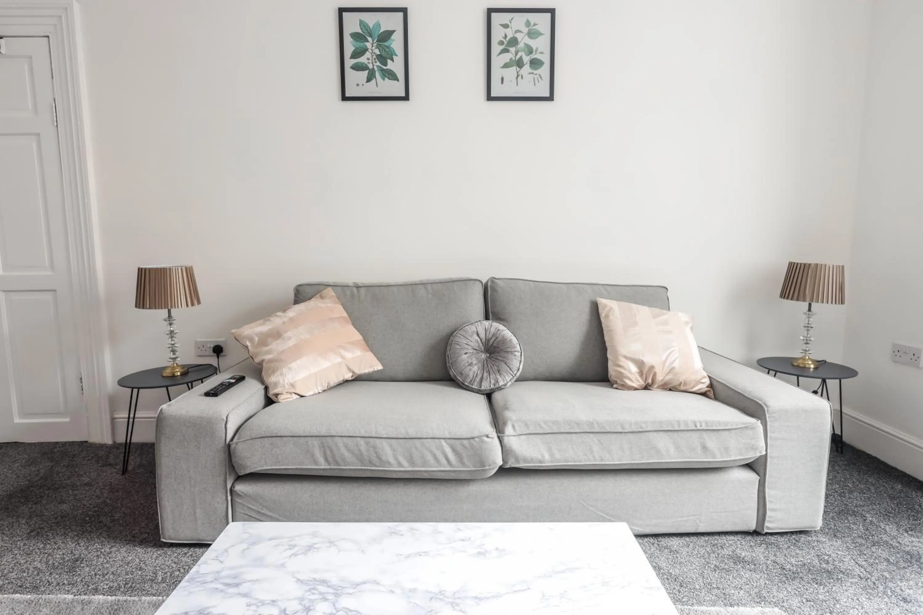 Living room in Spacious 4 Bed House in Birmingham, Suitable for Contractors