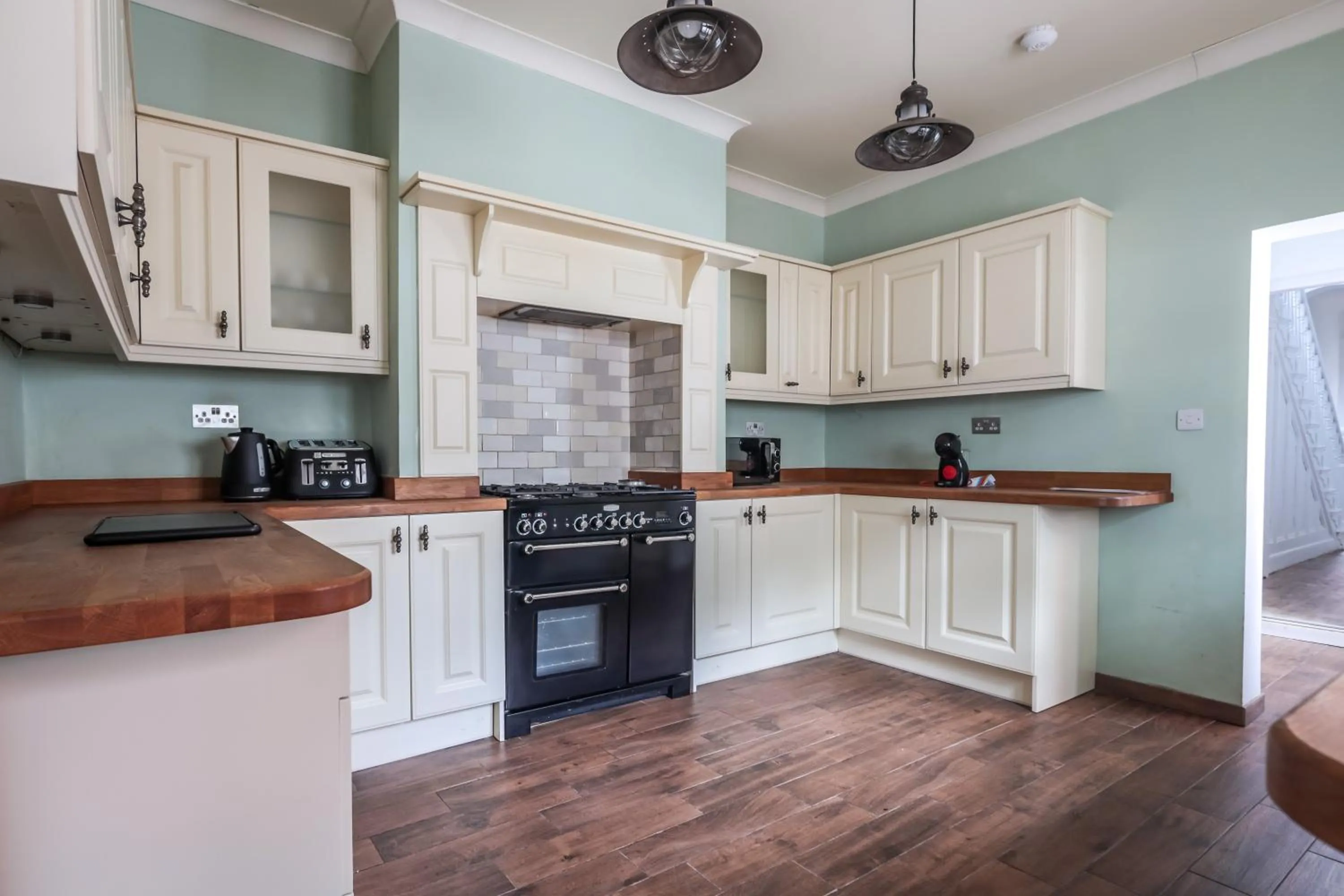 Kitchen or kitchenette in Spacious 4 Bed House in Birmingham, Suitable for Contractors