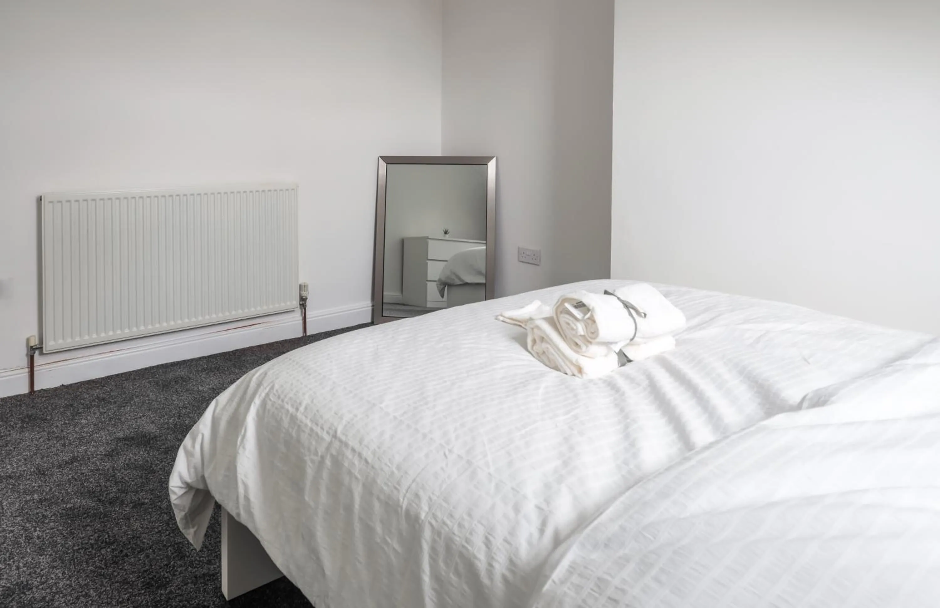 Bedroom in Spacious 4 Bed House in Birmingham, Suitable for Contractors