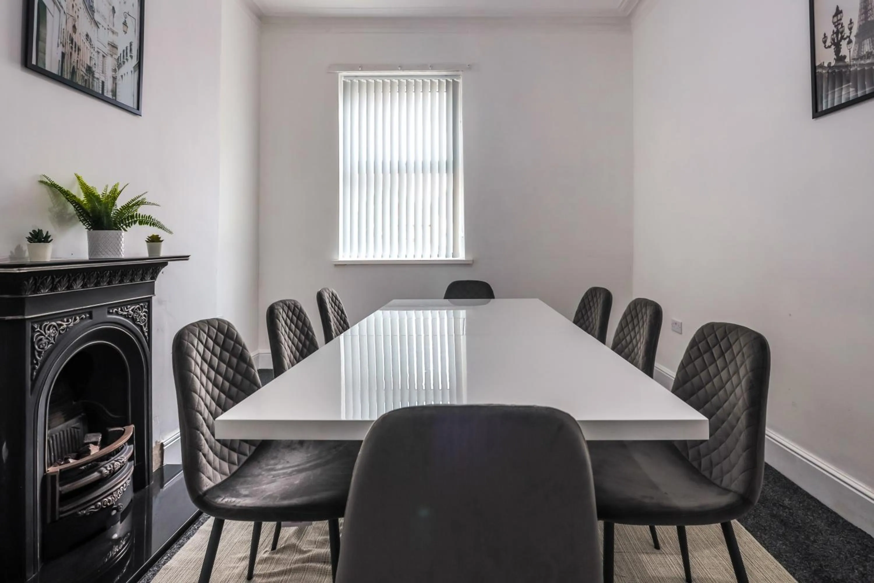 Dining area in Spacious 4 Bed House in Birmingham, Suitable for Contractors