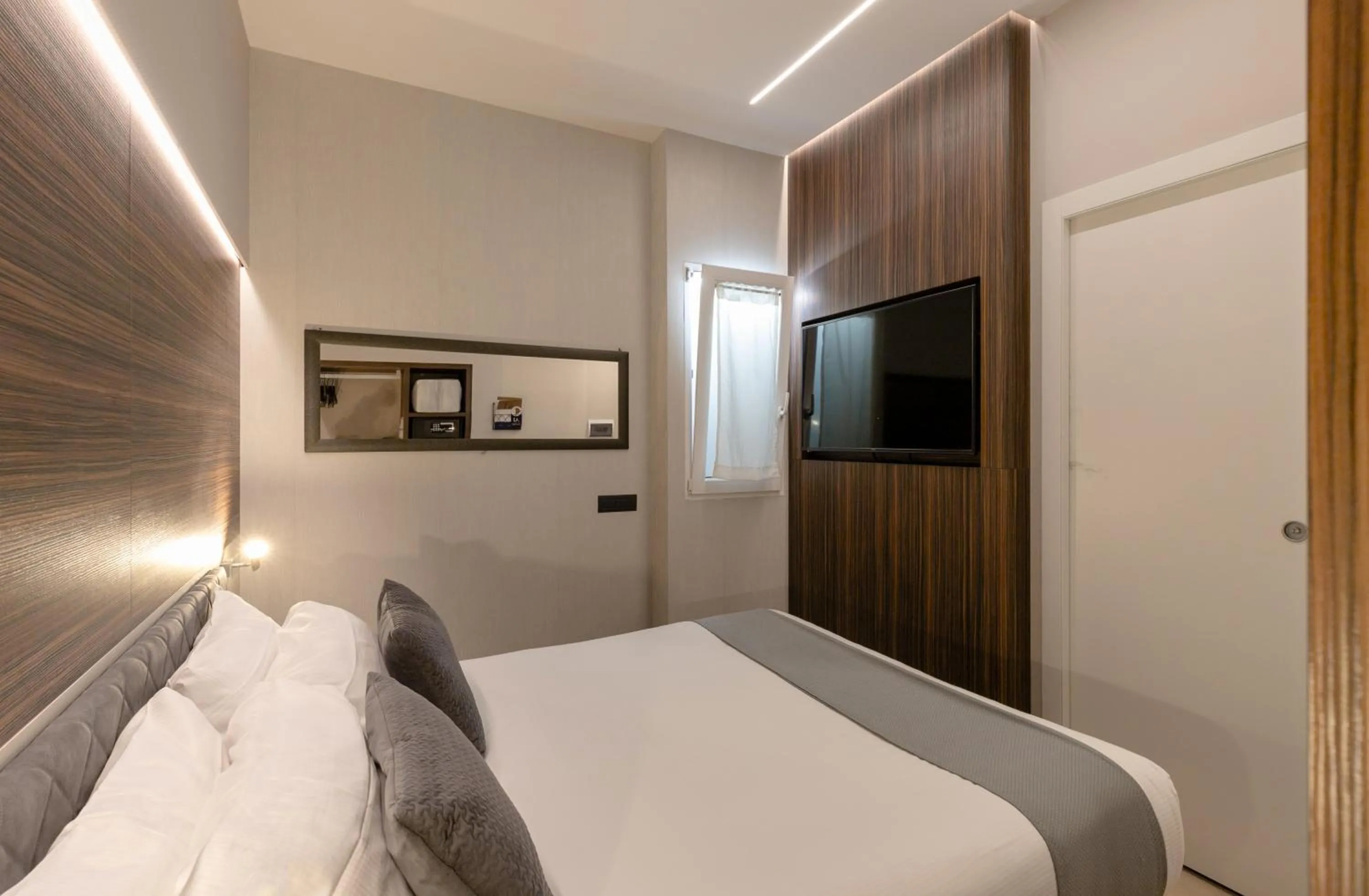 Bedroom, Bed in AH - Duomo Essence