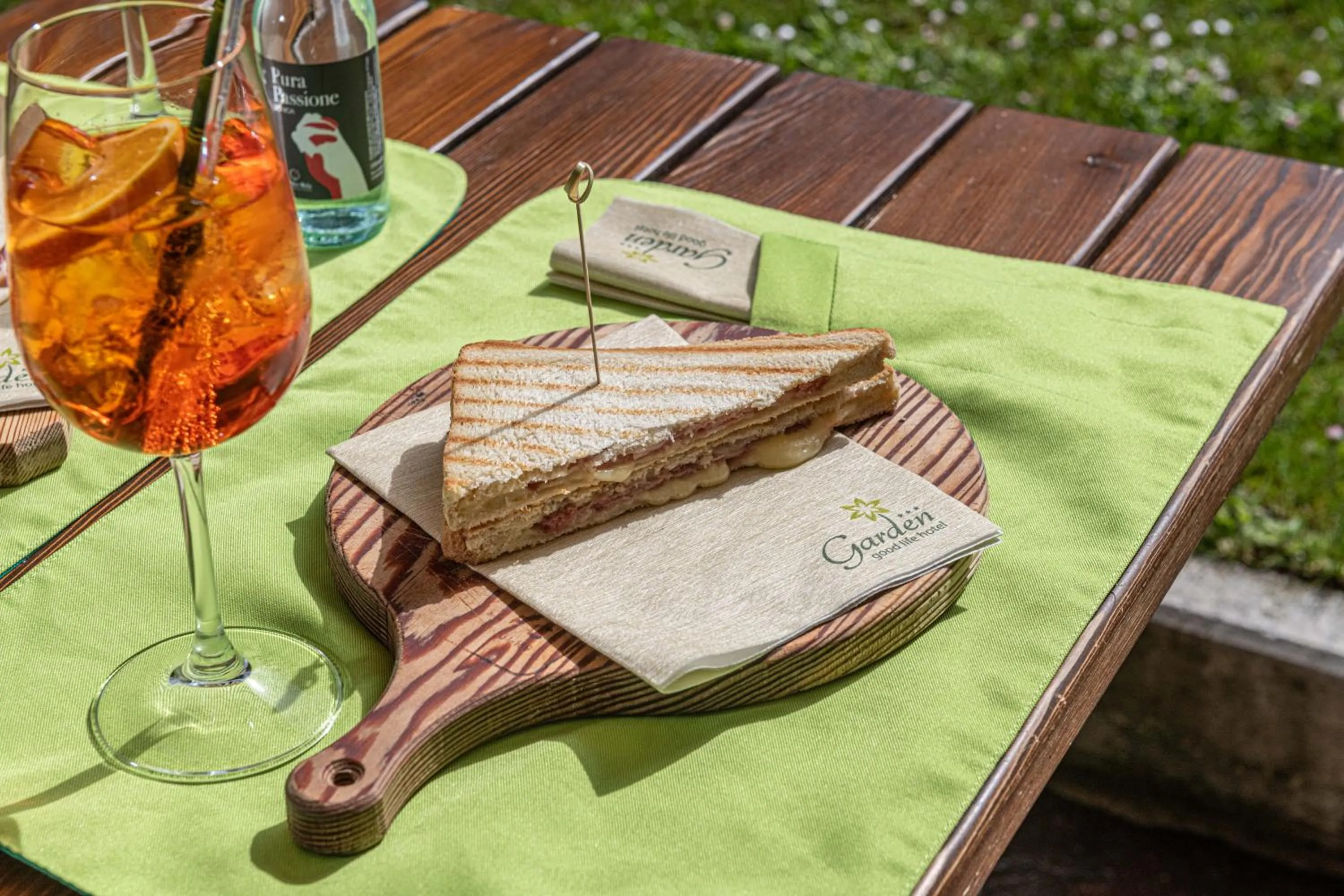 Restaurant/places to eat in Good Life Hotel Garden - Private Spa and Pool