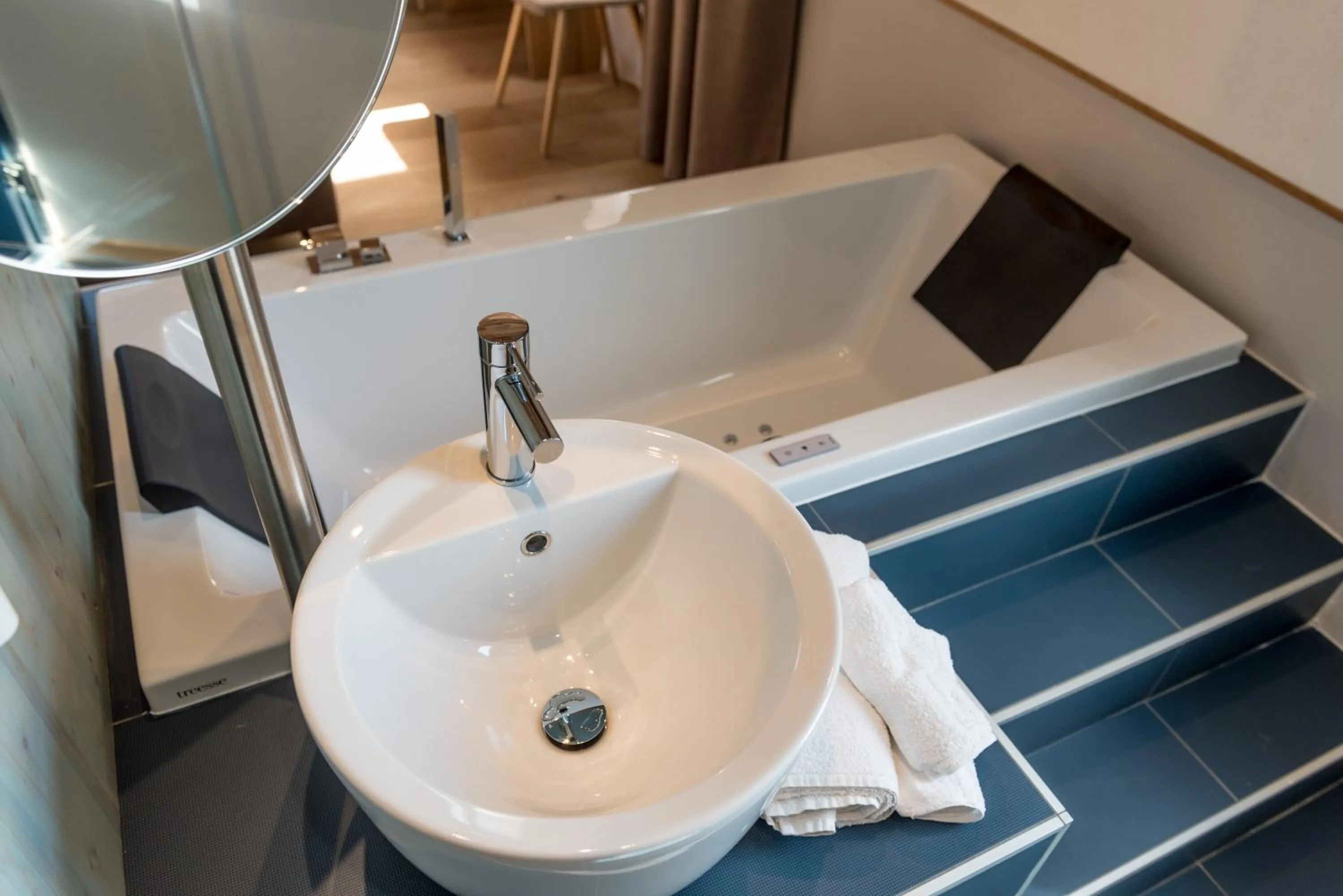 Hot Tub in Good Life Hotel Garden - Private Spa and Pool