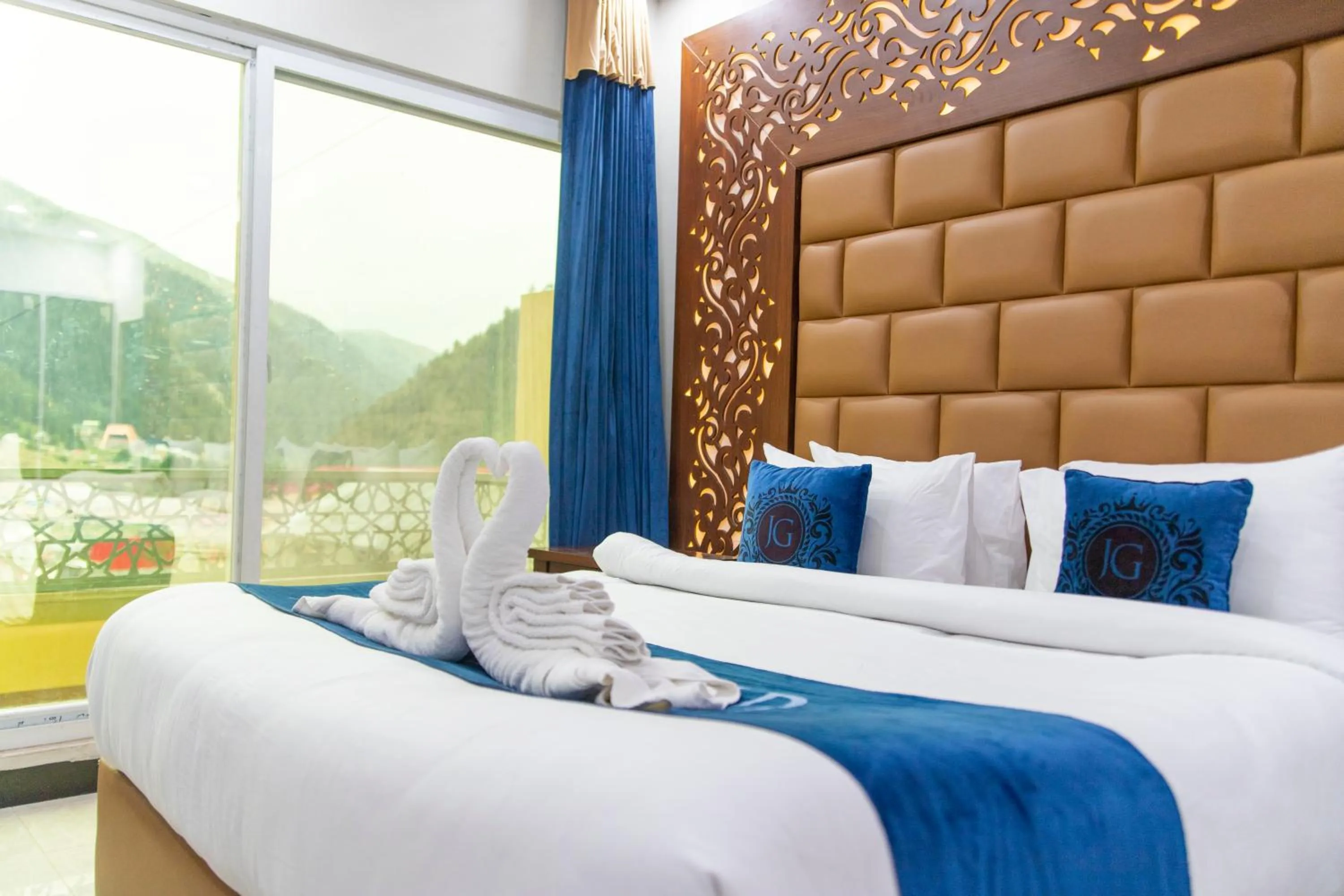 Bed in Jovial Gold Naran