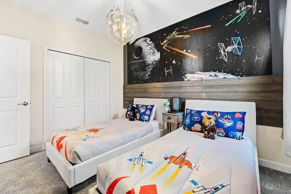 Bed in Sophisticated 6BR at Storey Lake SL2766