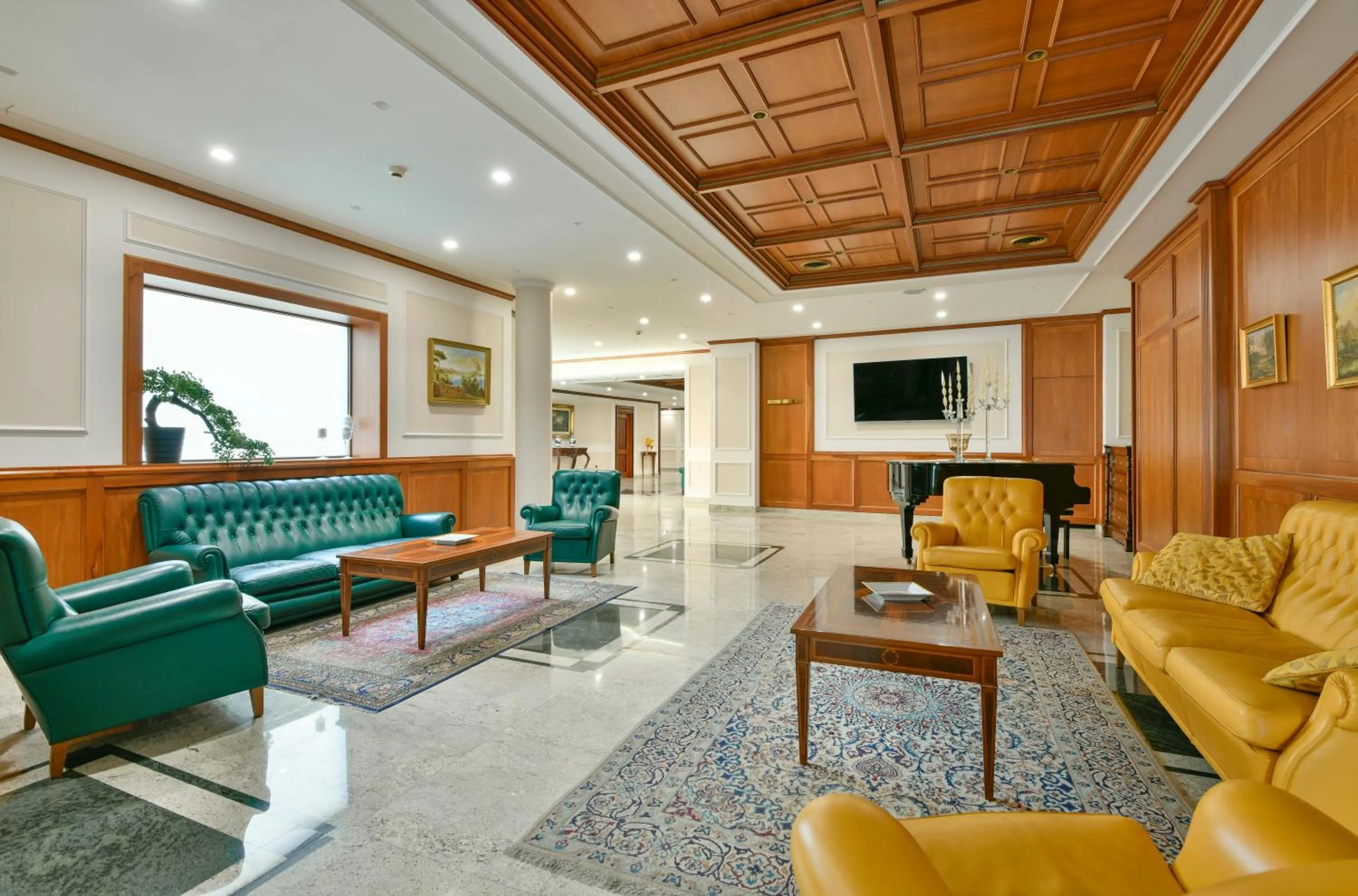 Communal lounge/ TV room in Best Western Hotel Ferrari