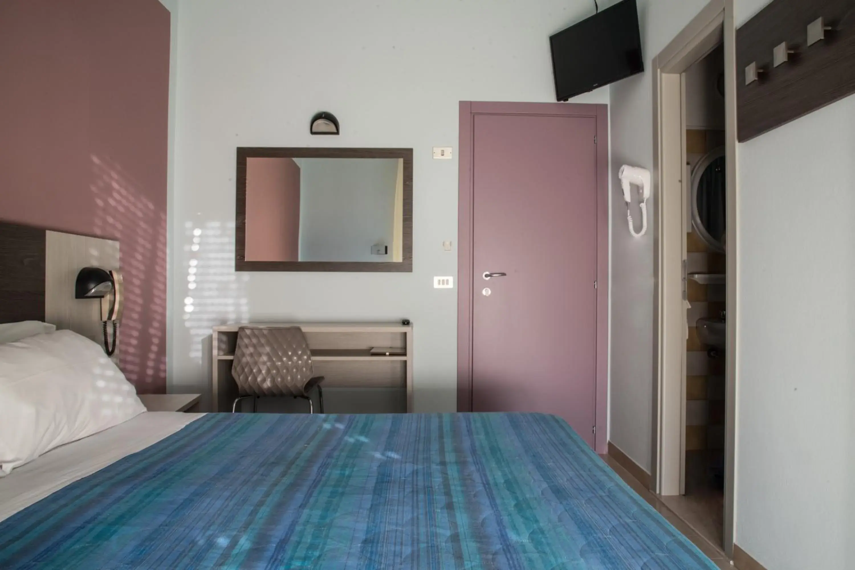 Economy Double Room with Balcony in Hotel Mirage Economy Double Room with Balcony in Hotel Mirage