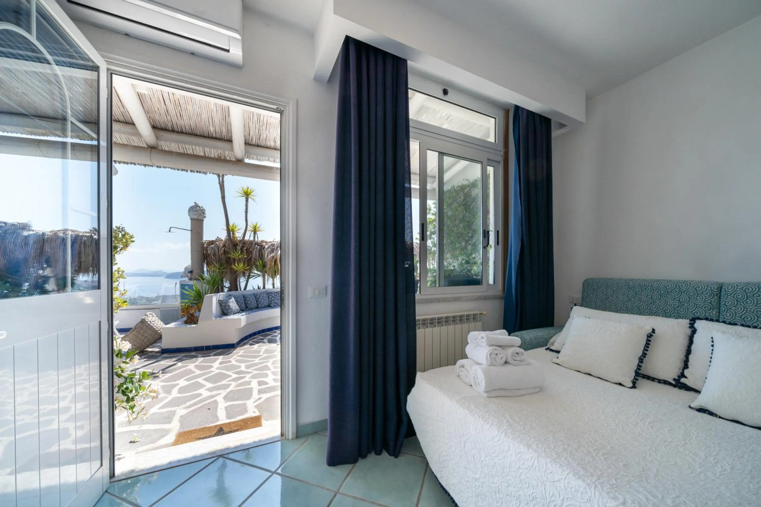 Balcony/Terrace, Bed in Relais Bijoux Ischia