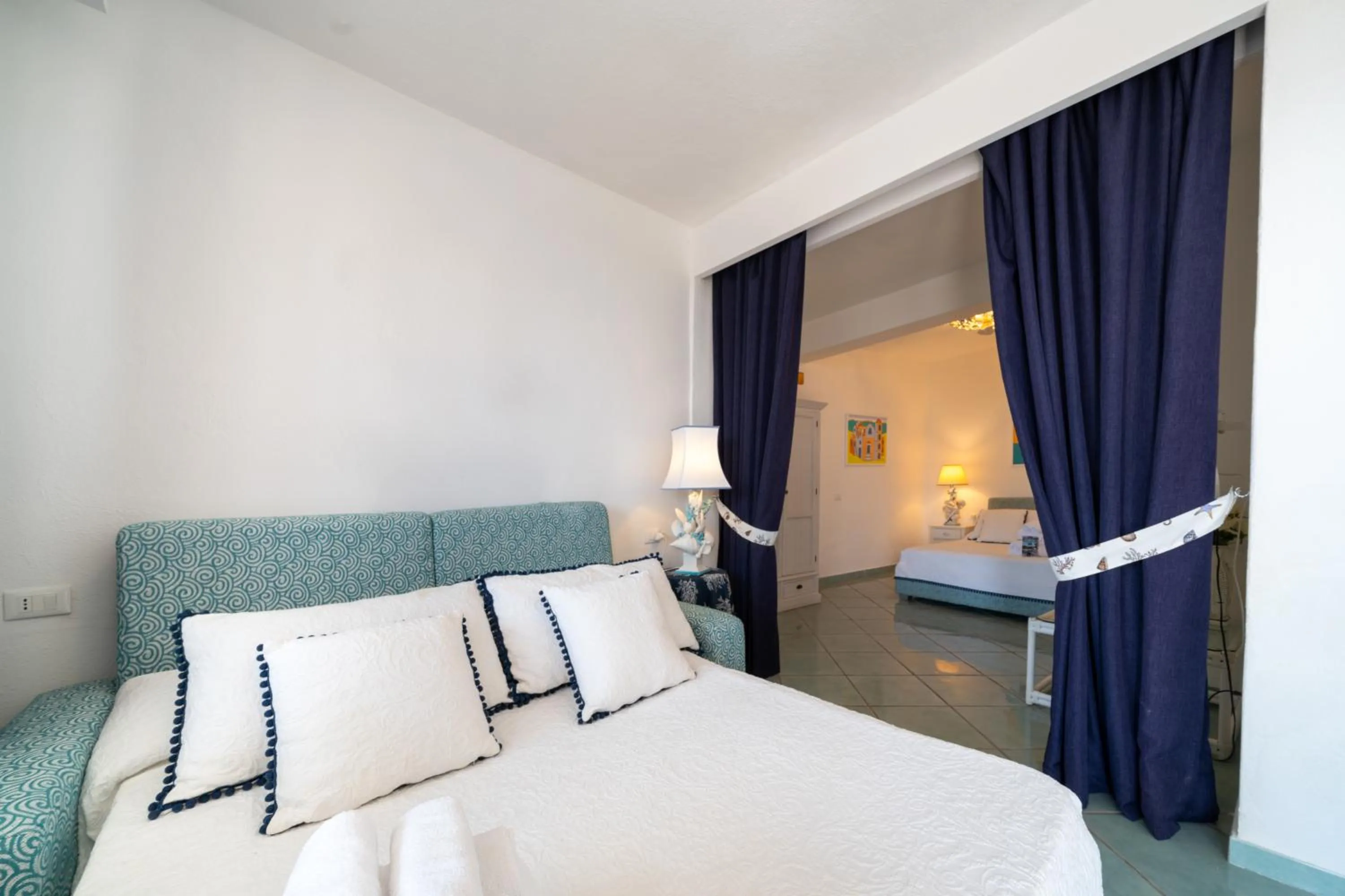 Living room, Bed in Relais Bijoux Ischia