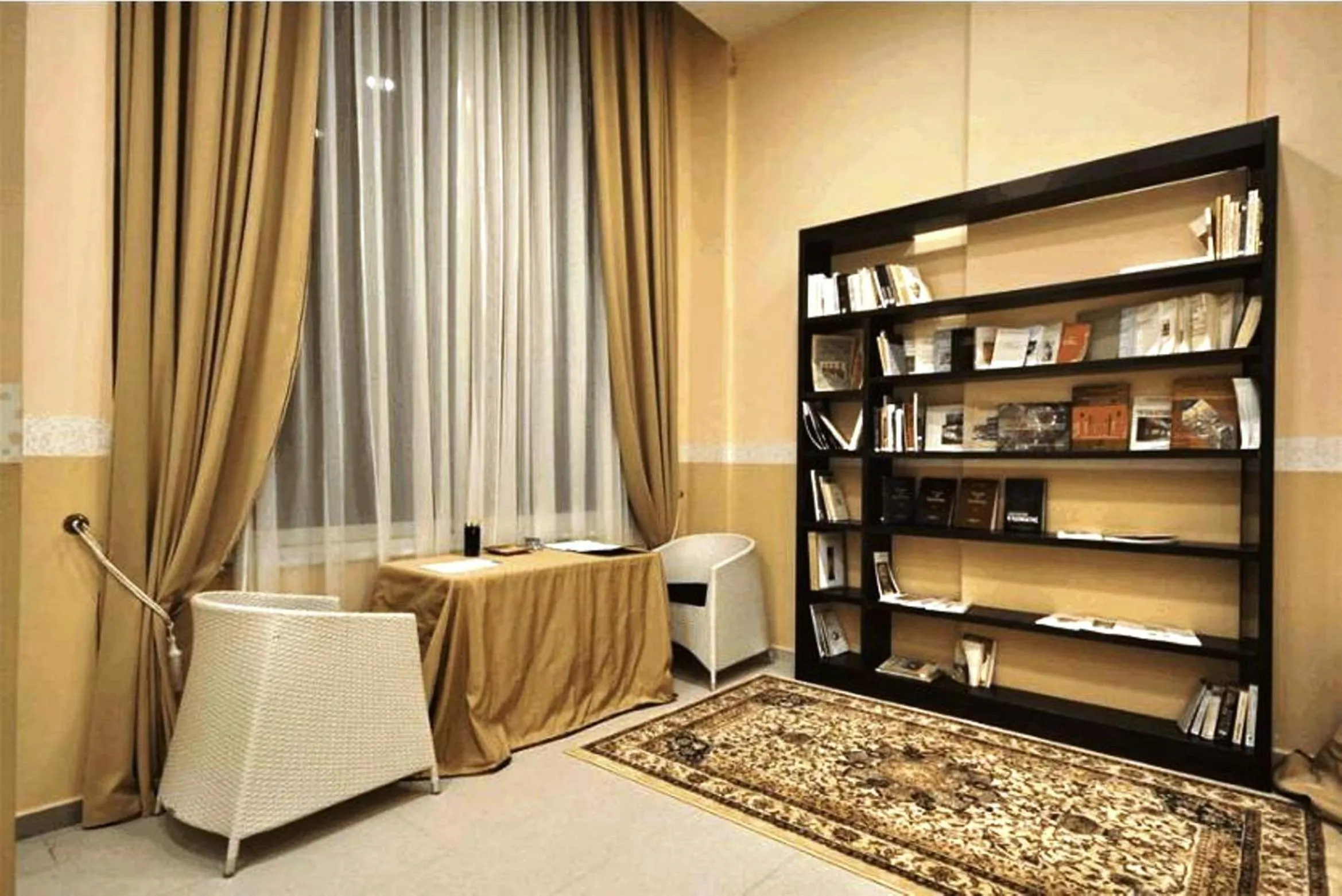 Library in Palatino Rooms & Apartments