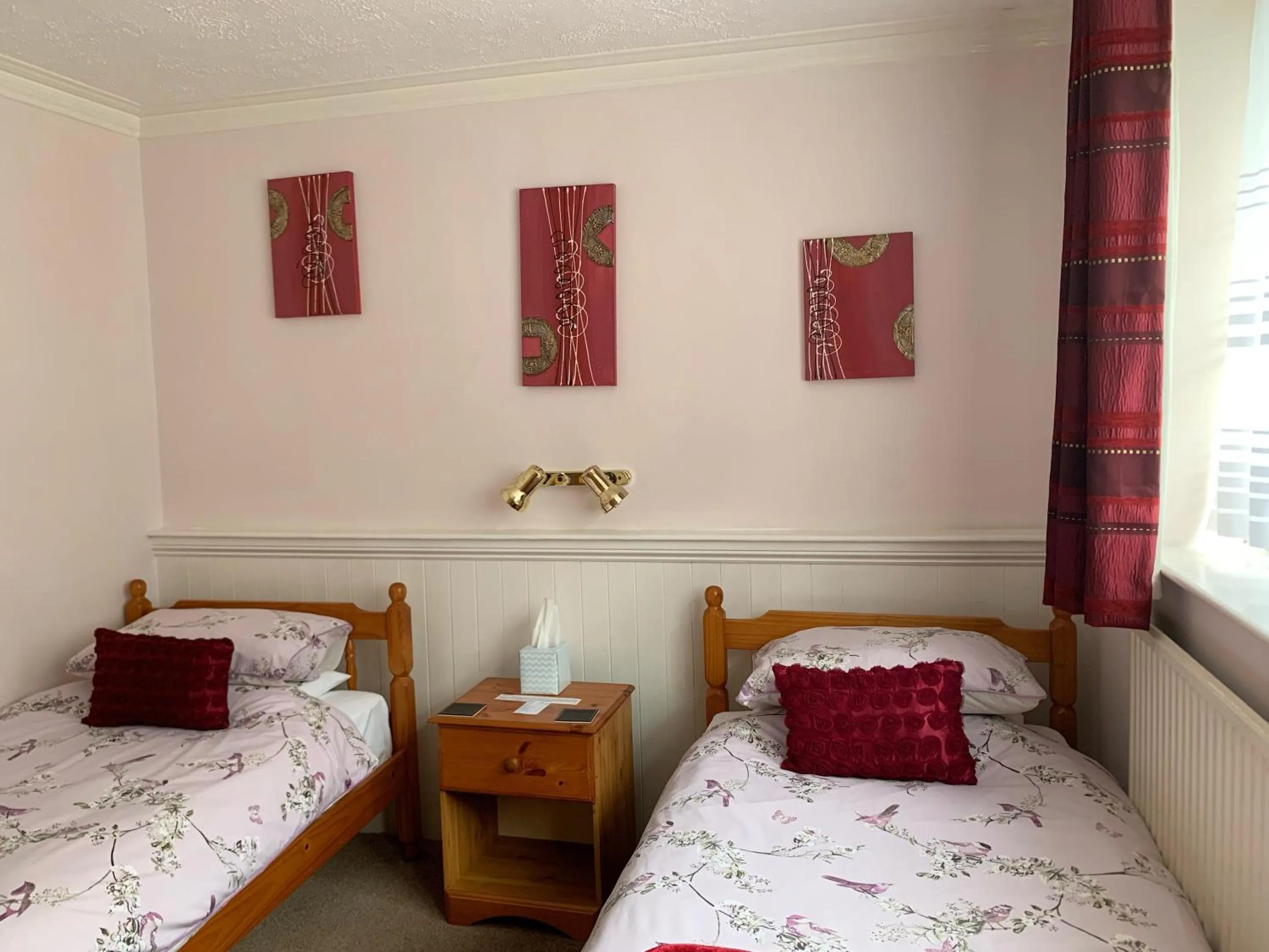 Bedroom, Bed in Burleigh House