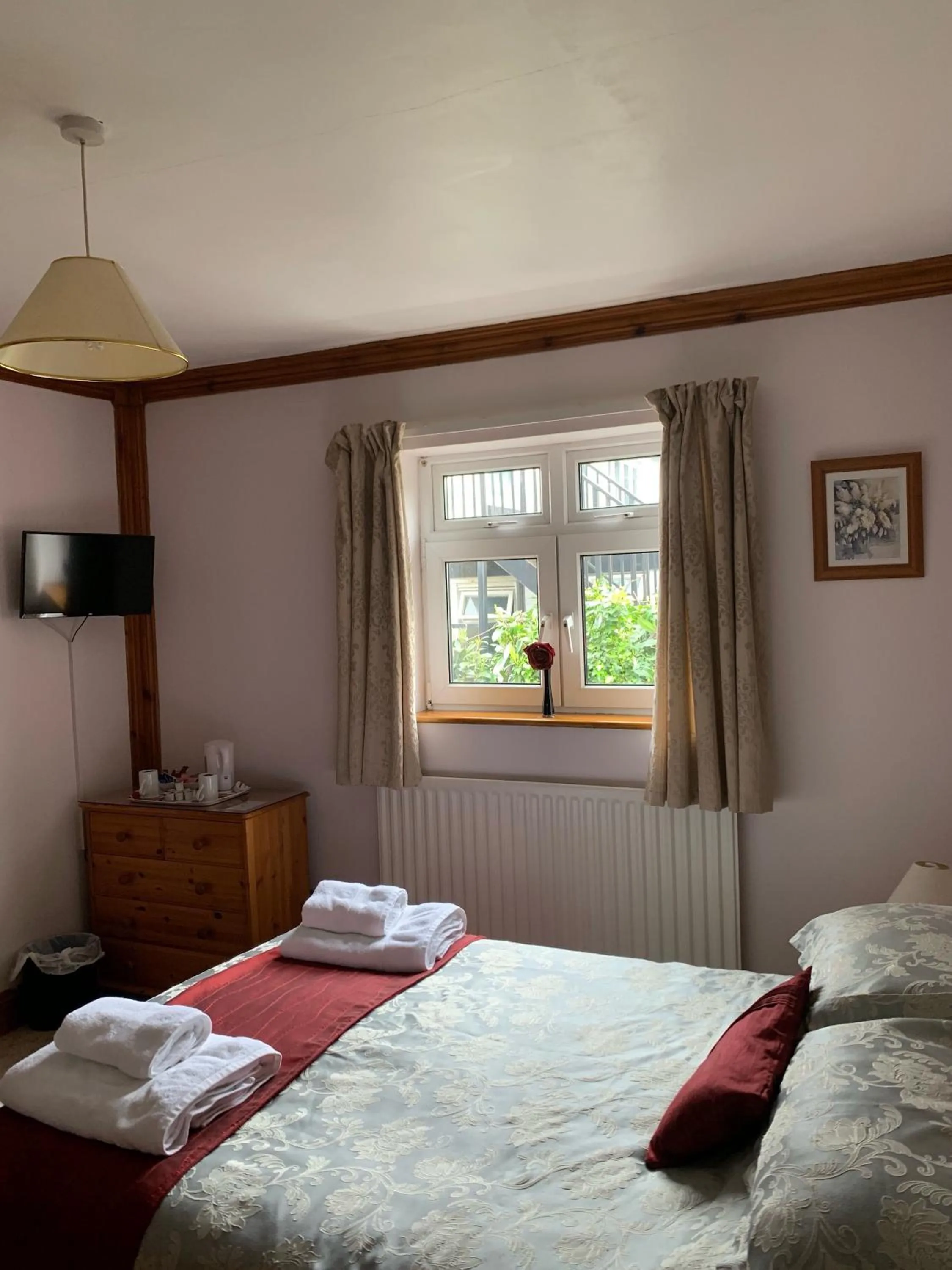 Bedroom, Bed in Burleigh House