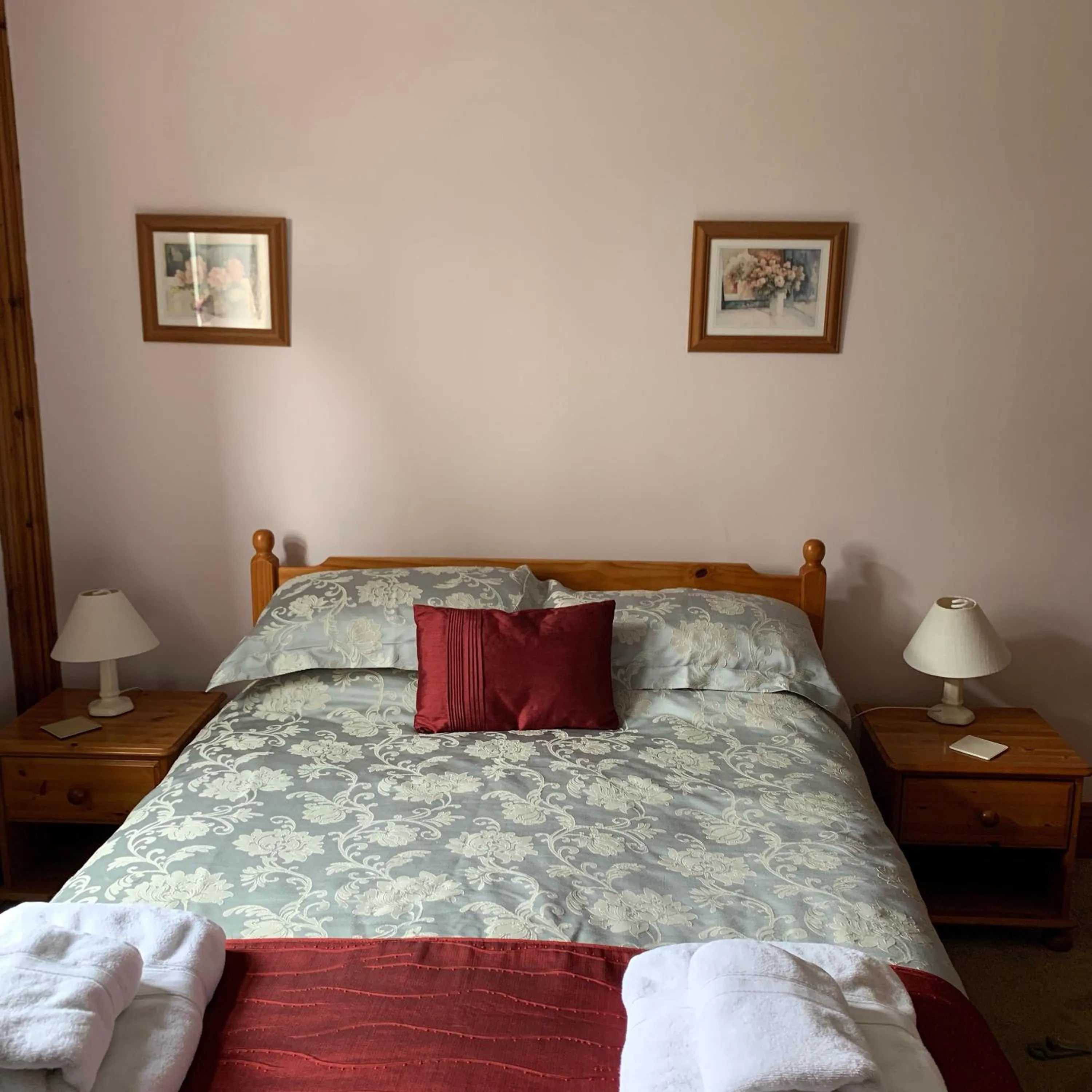 Bedroom, Bed in Burleigh House