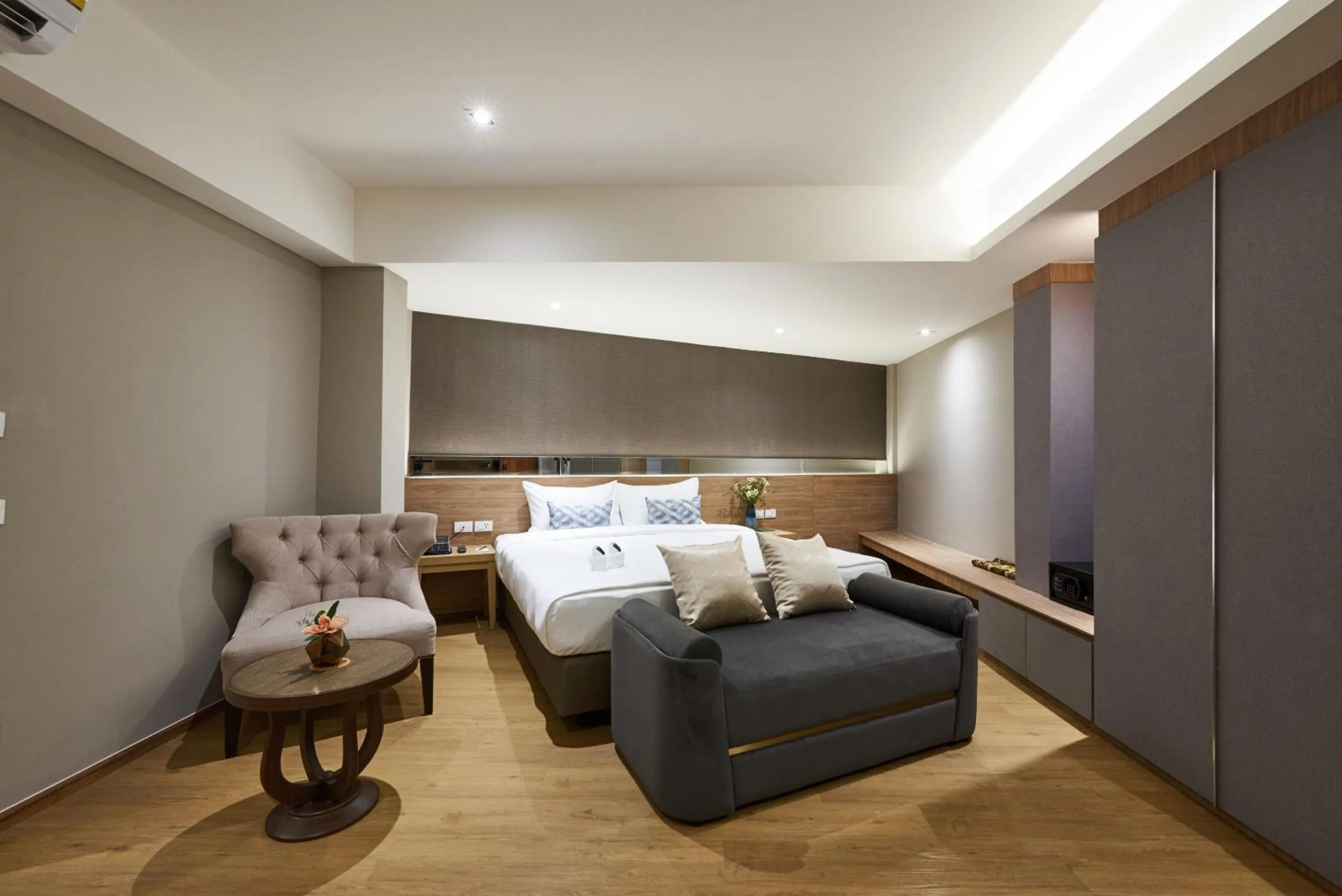 Bed in Almas Hotel Bangkok