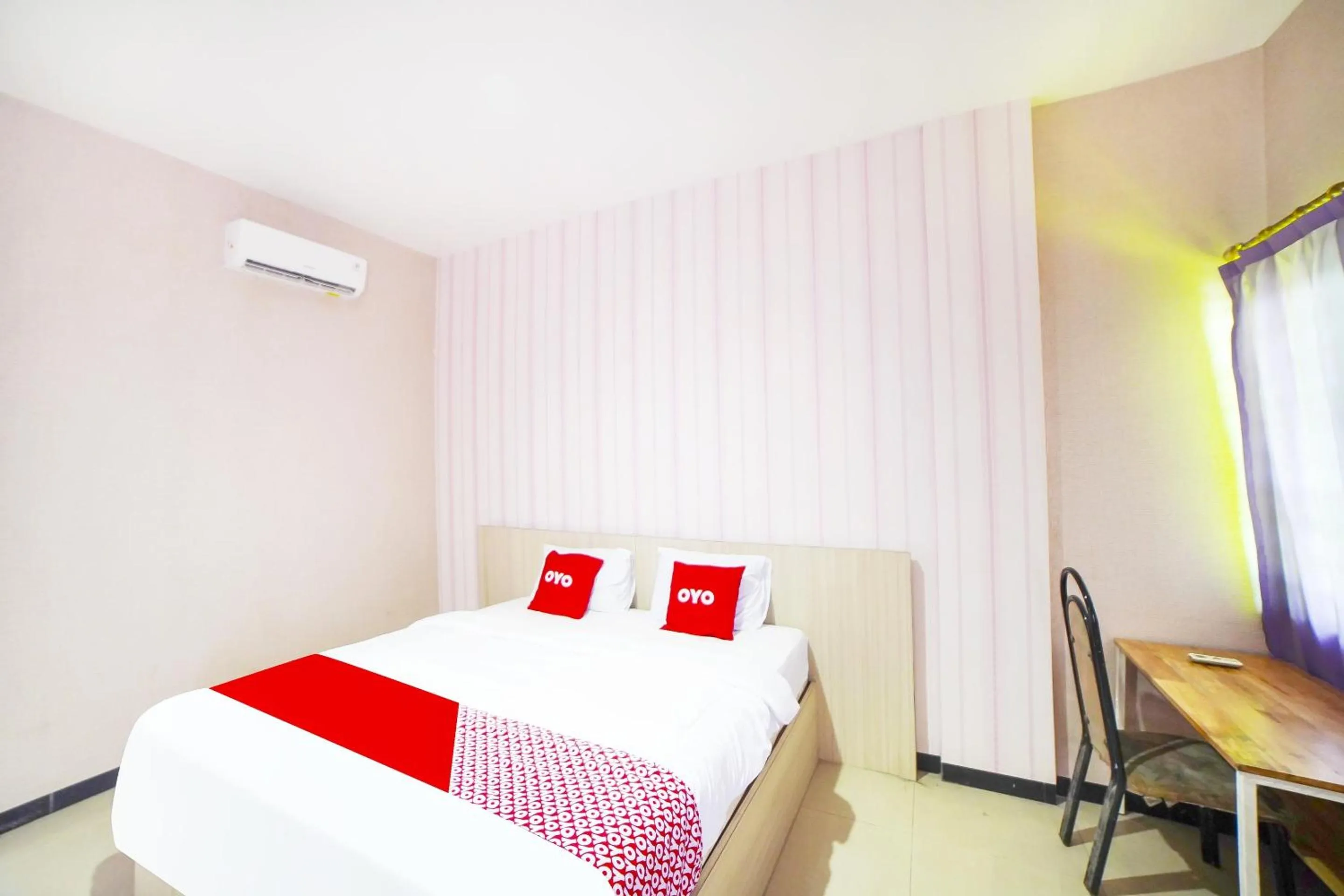 Bedroom in OYO 91283 Sg Premium Guest House