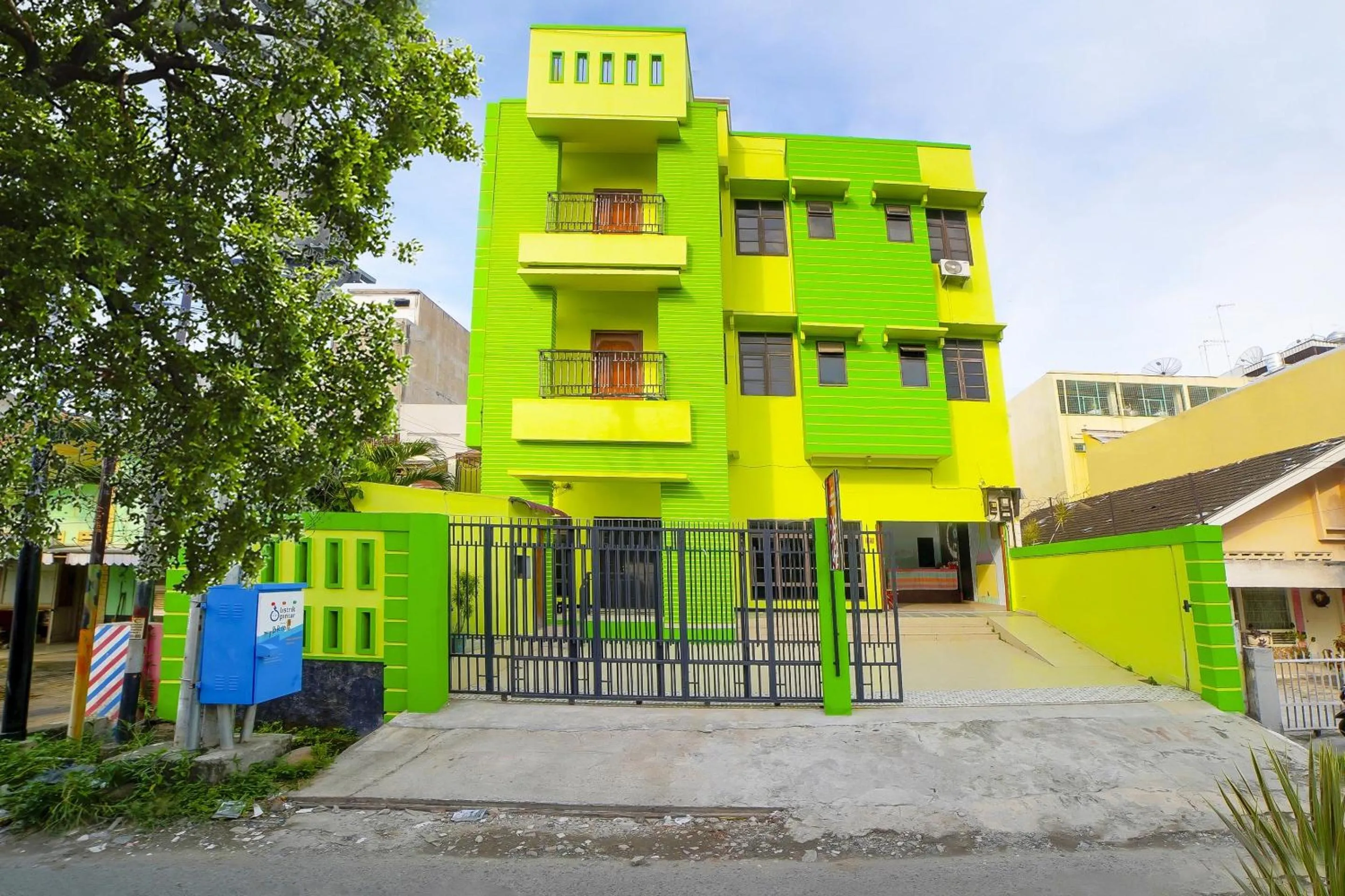 Facade/entrance in OYO 91283 Sg Premium Guest House