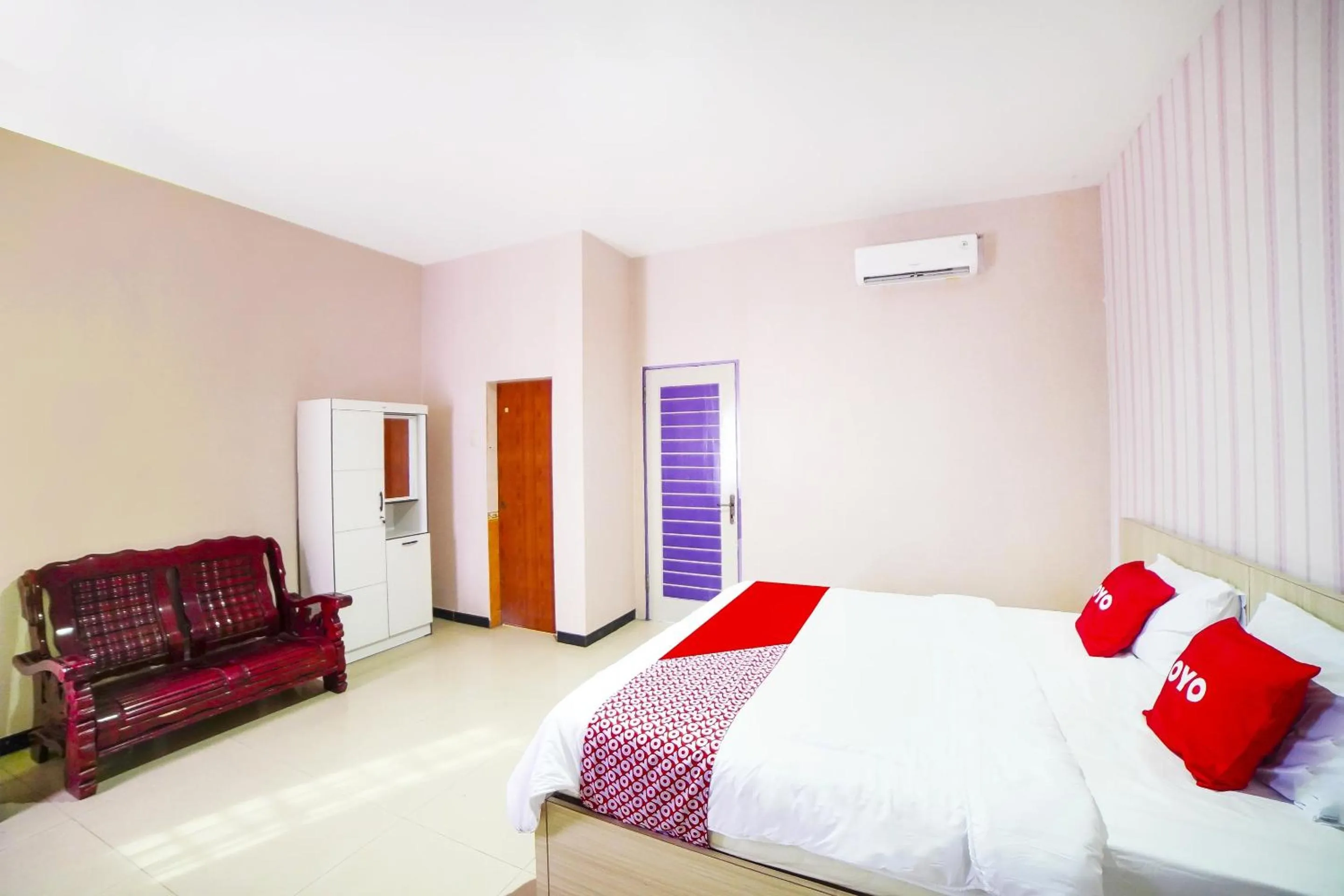 Bedroom in OYO 91283 Sg Premium Guest House