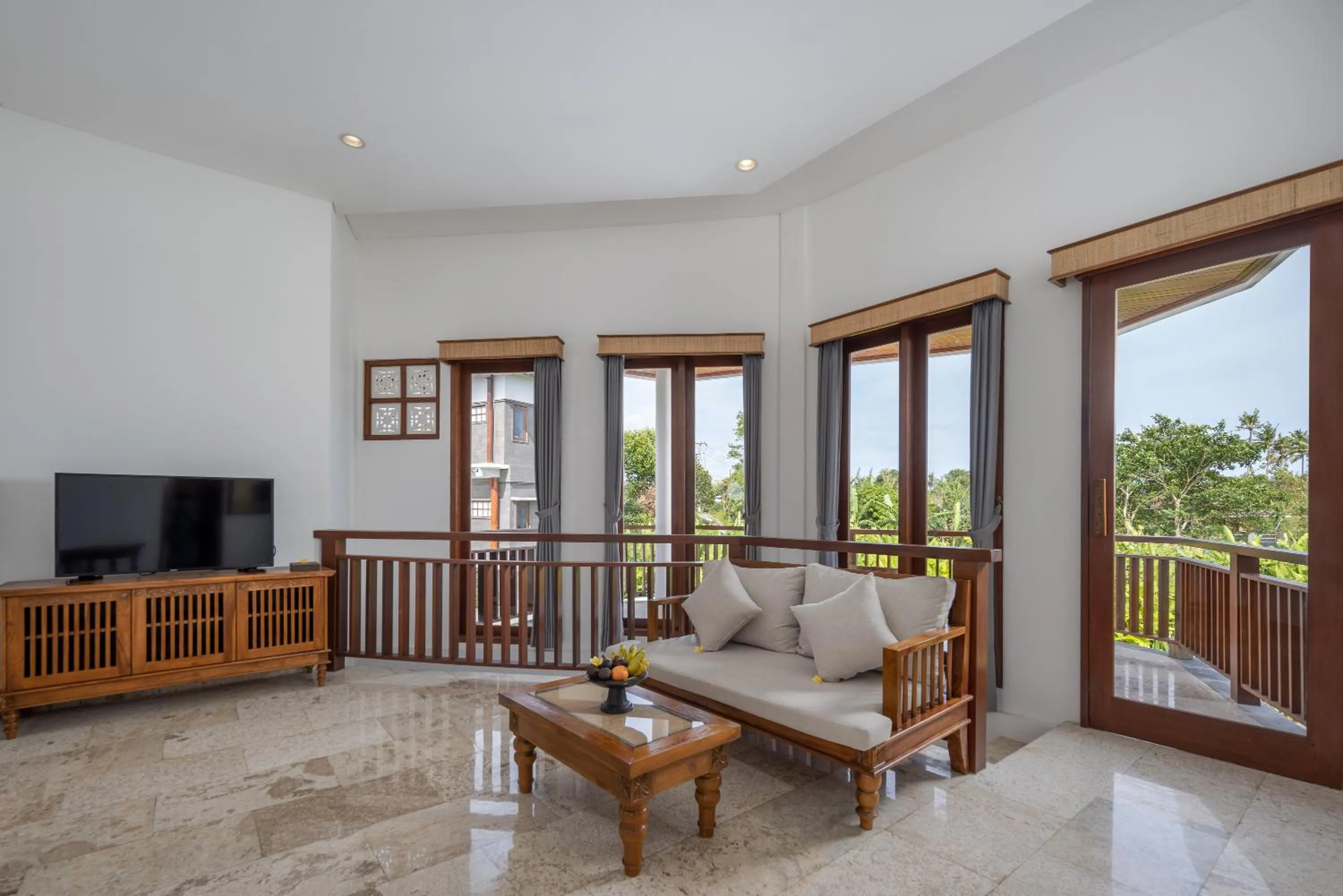 Communal lounge/ TV room in Swan Paradise A Pramana Experience