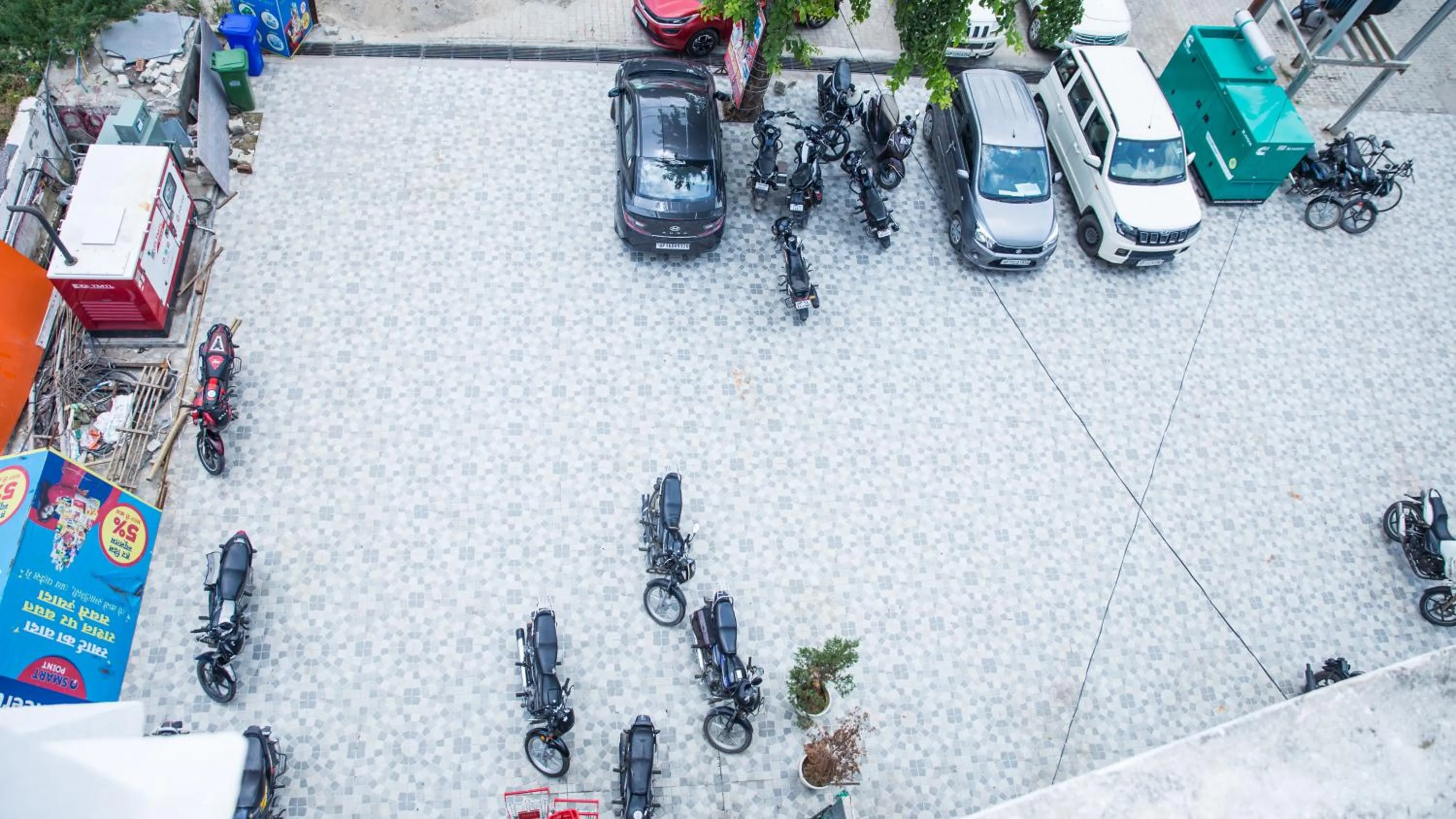 Parking in Royal 9 hotel & Banquet