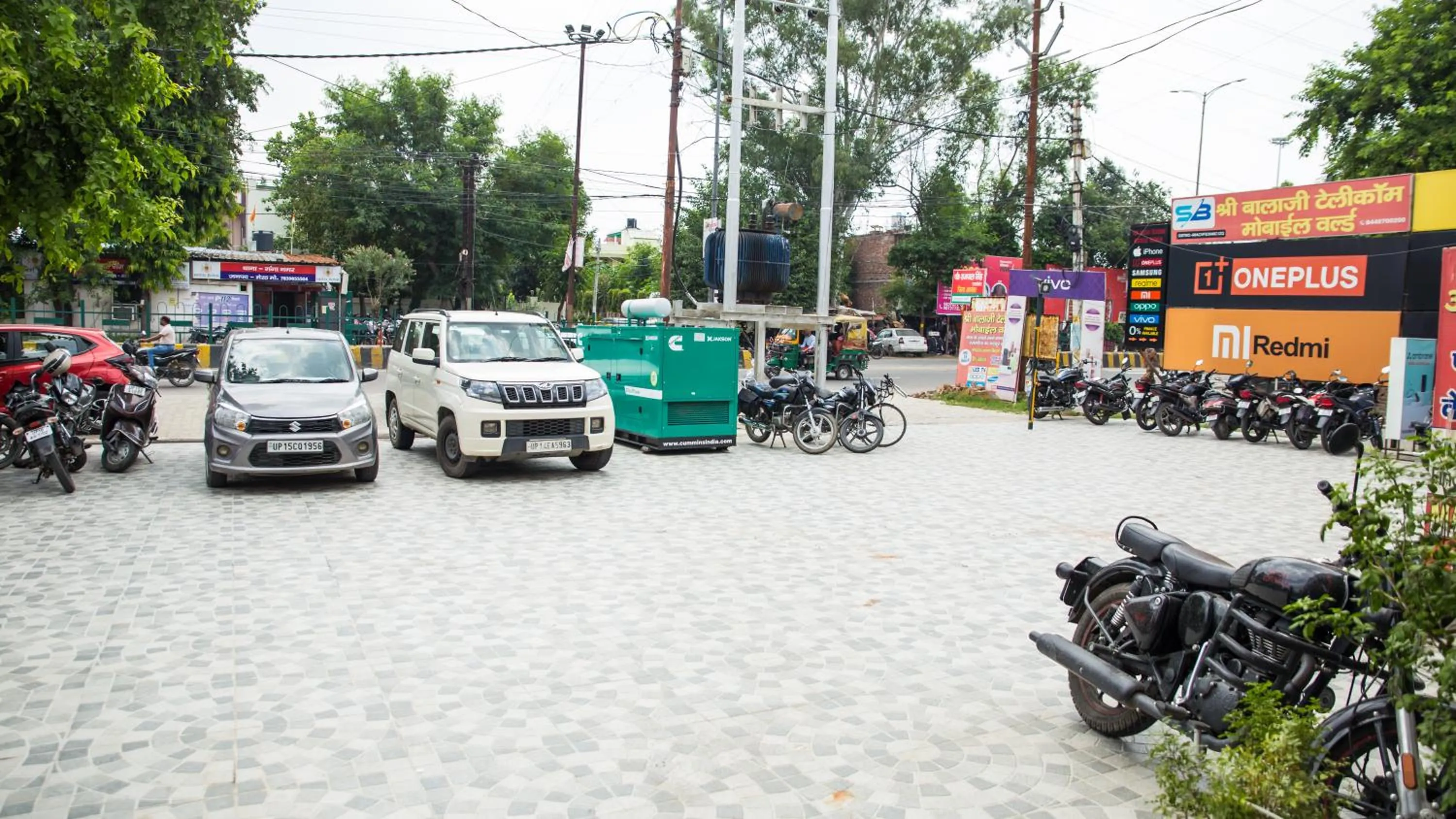 Parking in Royal 9 hotel & Banquet