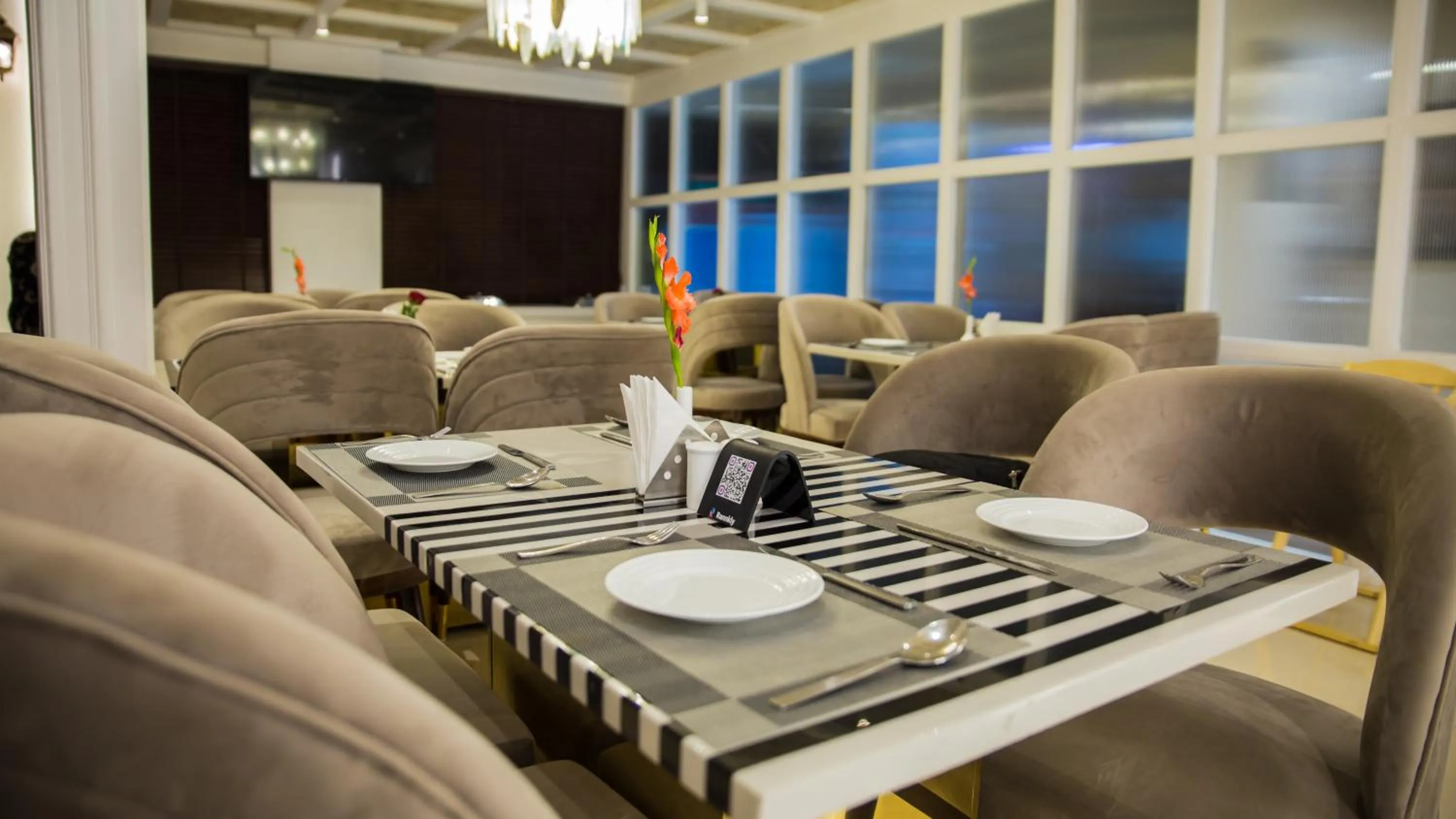 Restaurant/places to eat in Royal 9 hotel & Banquet