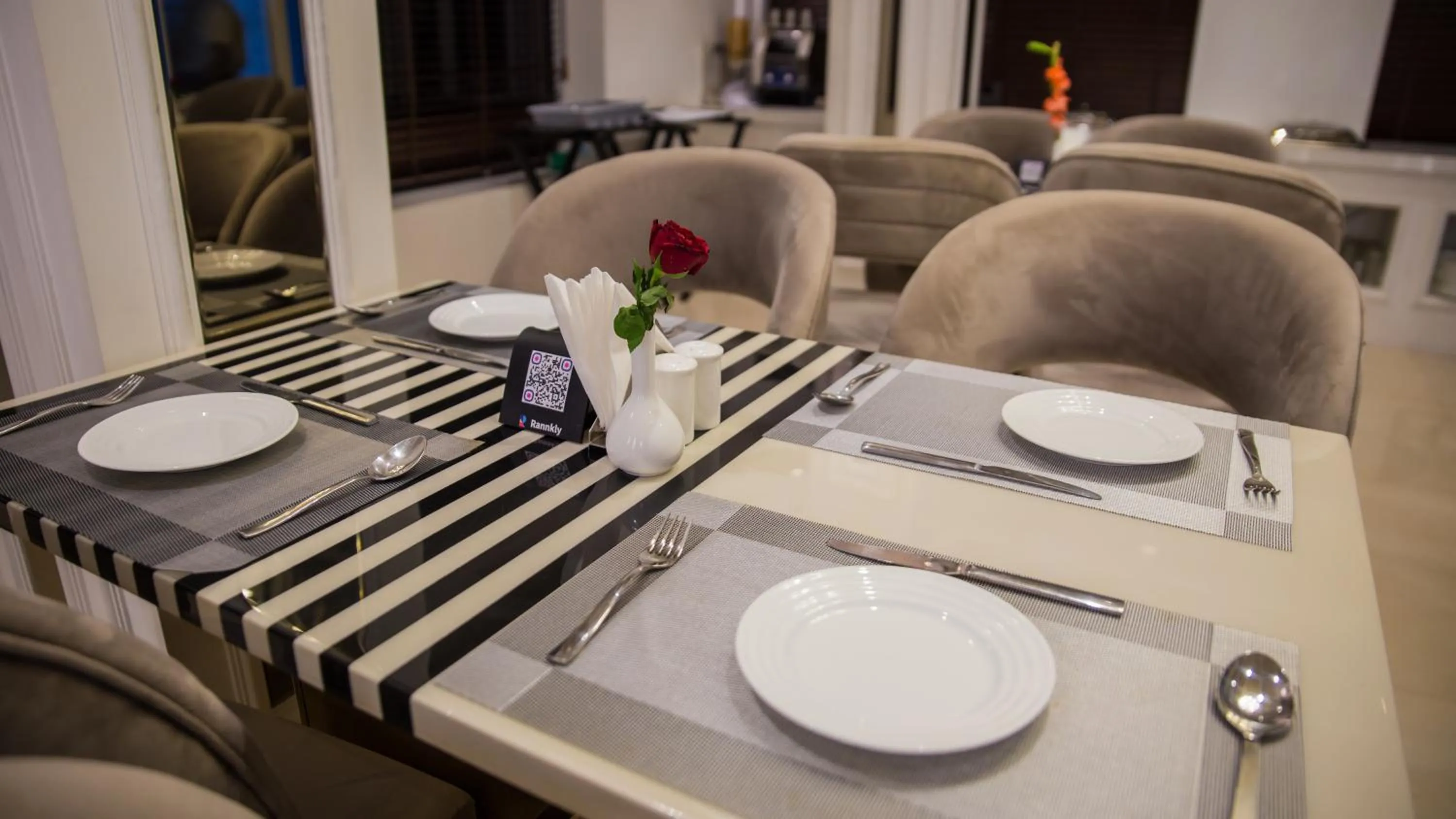 Restaurant/places to eat in Royal 9 hotel & Banquet