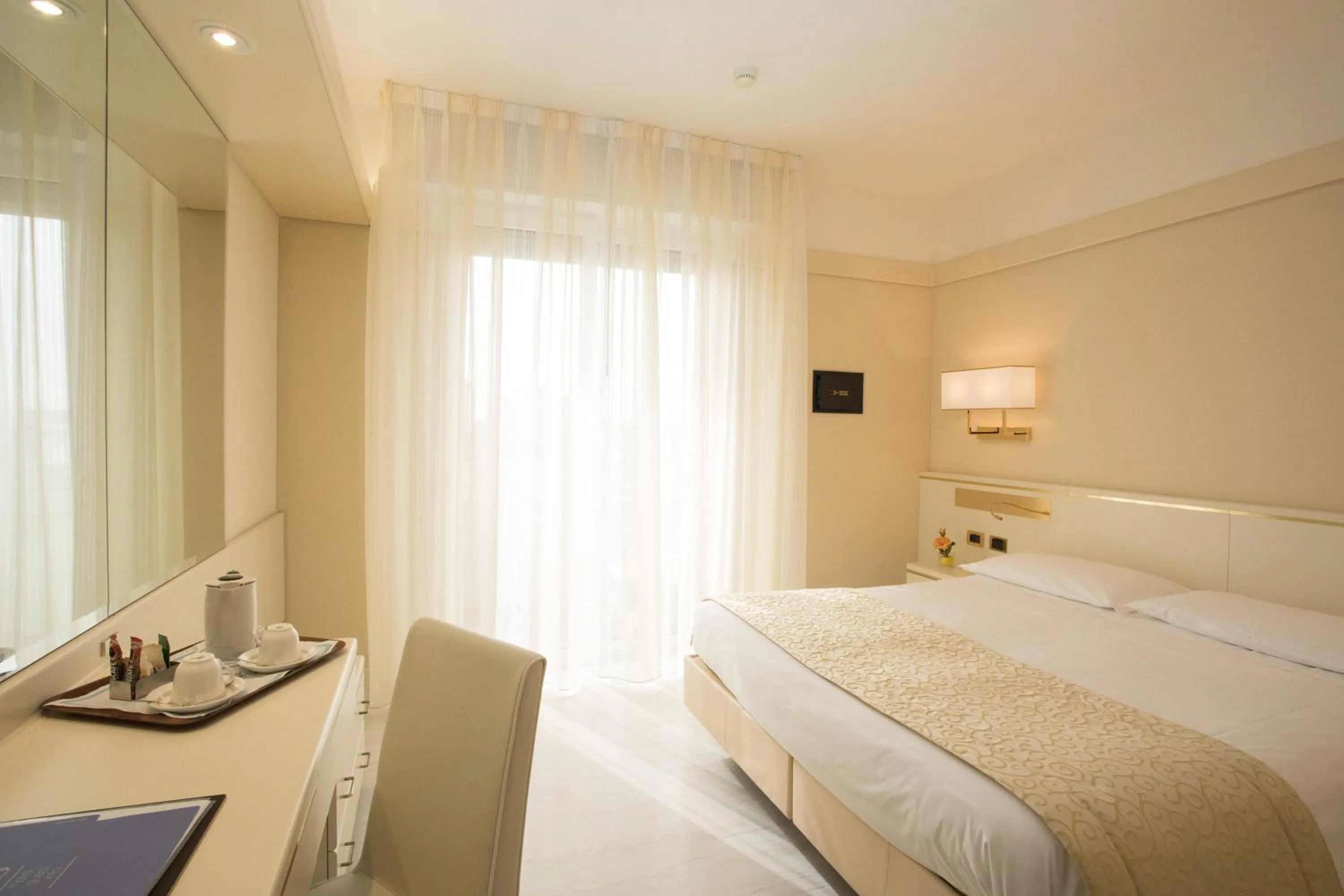 Balcony/Terrace, Bed in Hotel Bristol