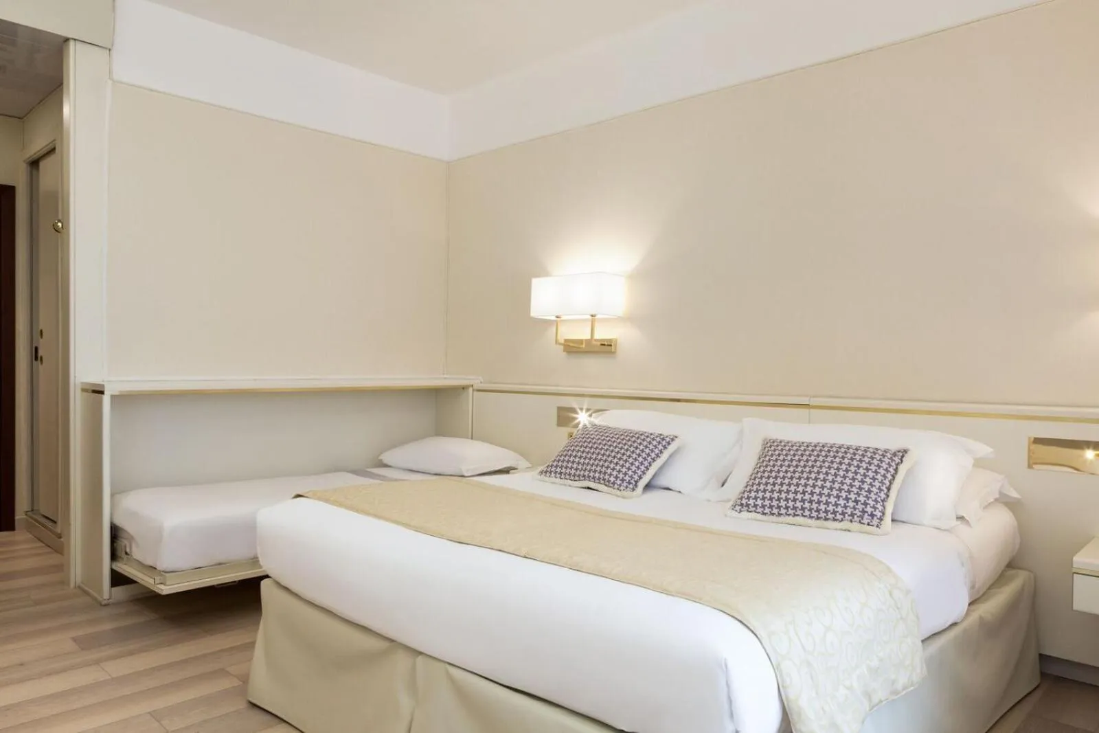 Photo of the whole room, Bed in Hotel Bristol