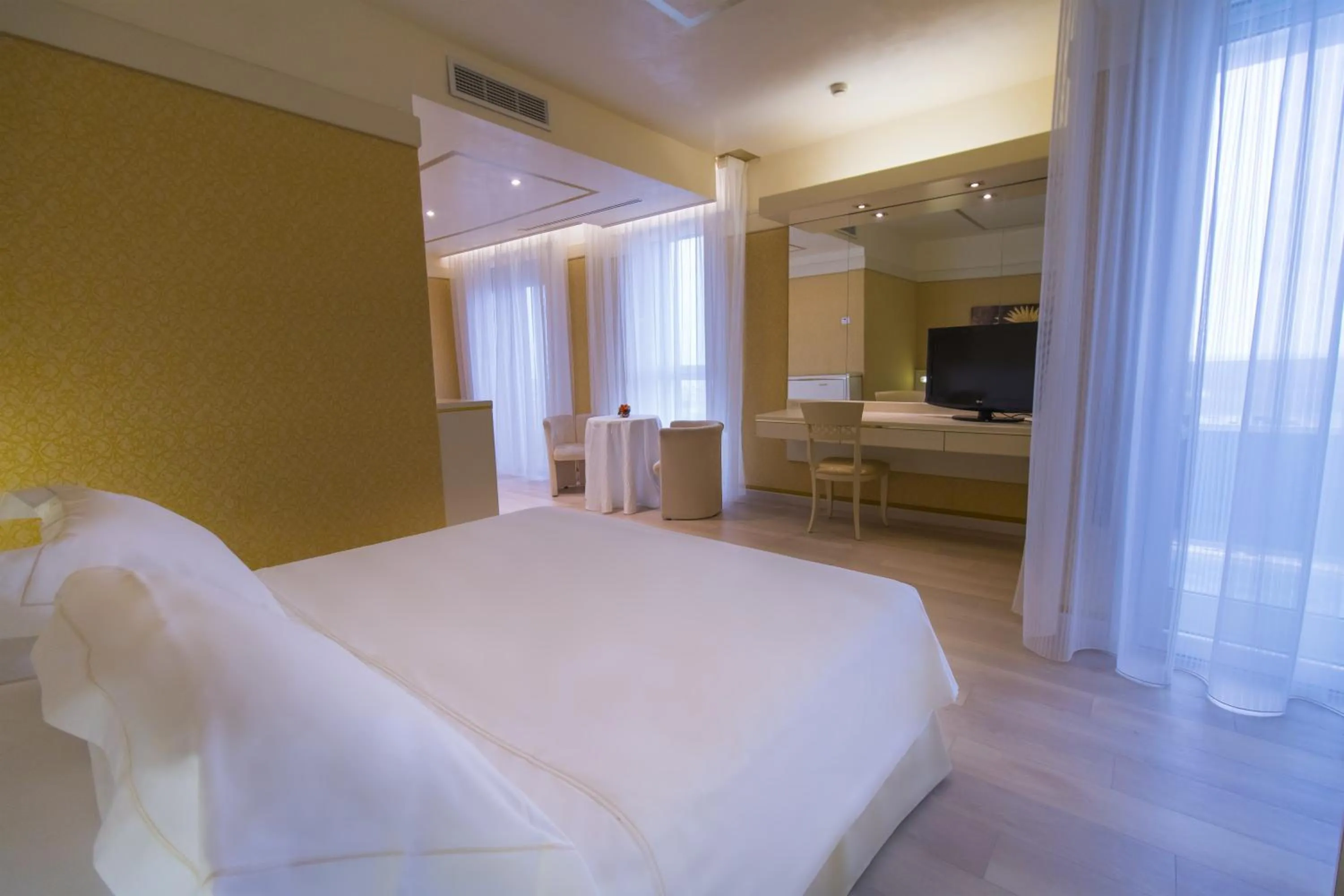 Balcony/Terrace, Bed in Hotel Bristol