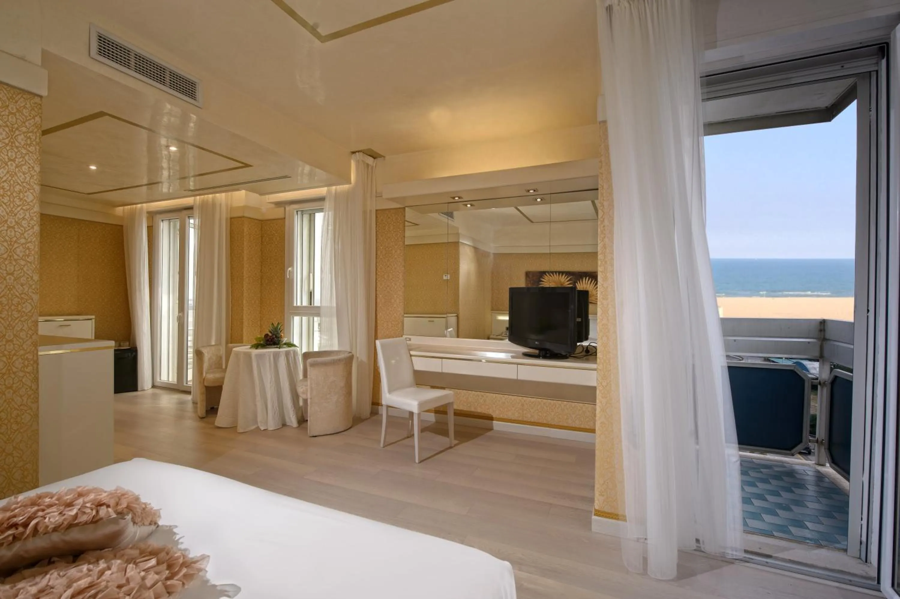 Sea view, Bed in Hotel Bristol