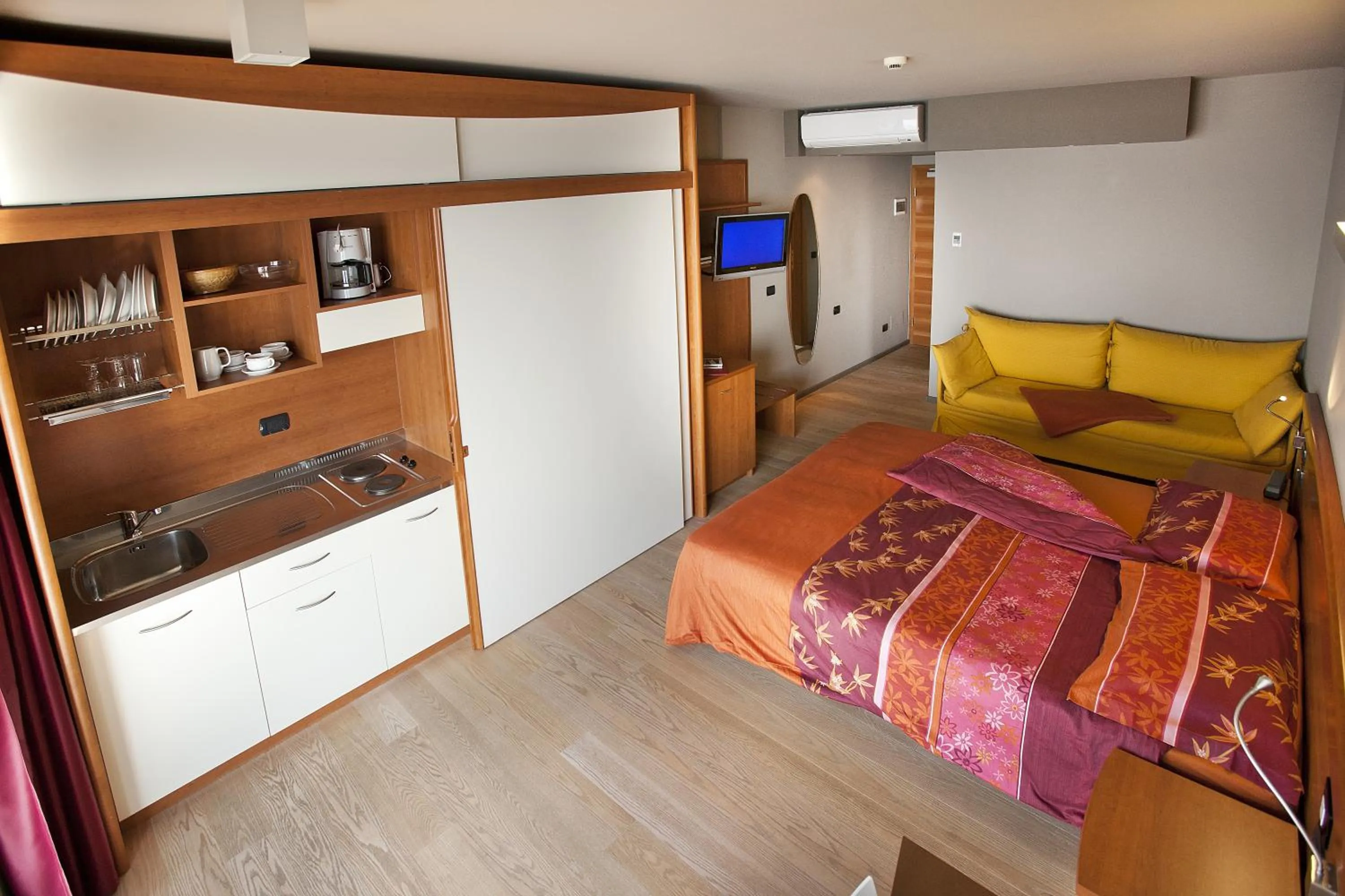 Kitchen or kitchenette, Bed in Ambienthotel Spiaggia