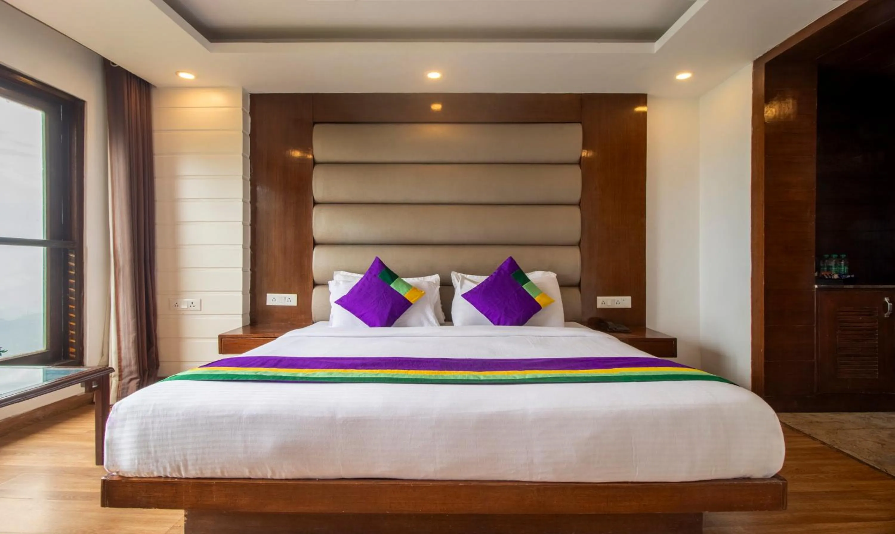 Bed in Treebo Premium Queens Of Hills Near Mall Road Area