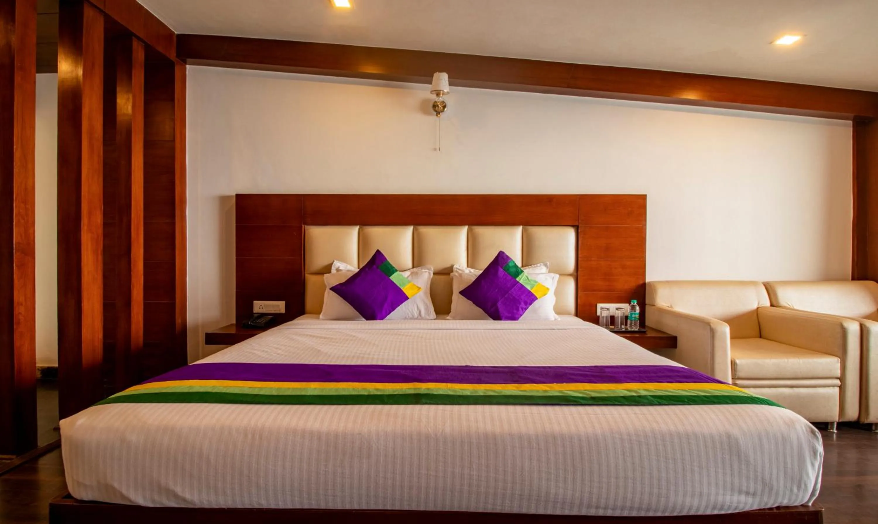 Bed in Treebo Premium Queens Of Hills Near Mall Road Area