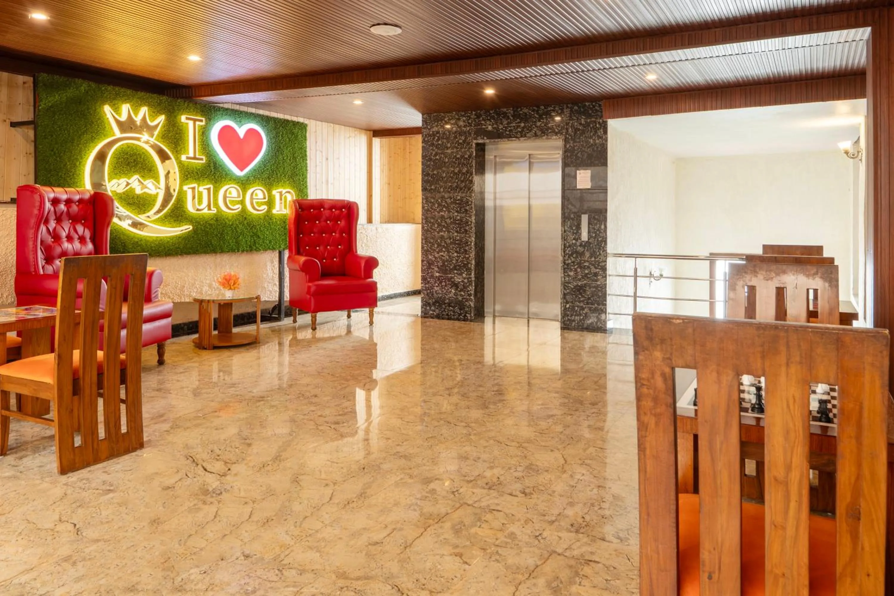 Seating area in Treebo Premium Queens Of Hills Near Mall Road Area