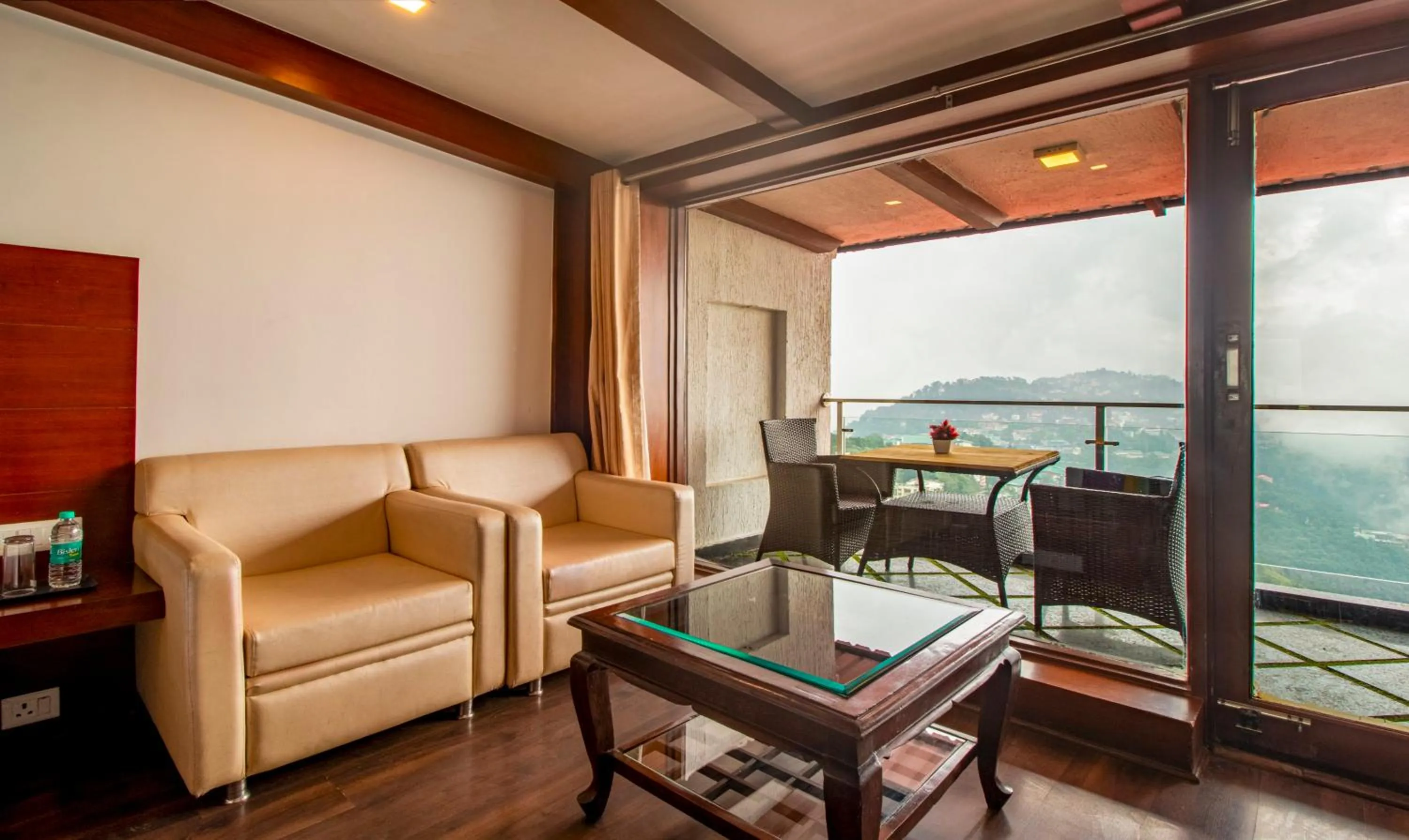 Seating area in Treebo Premium Queens Of Hills Near Mall Road Area