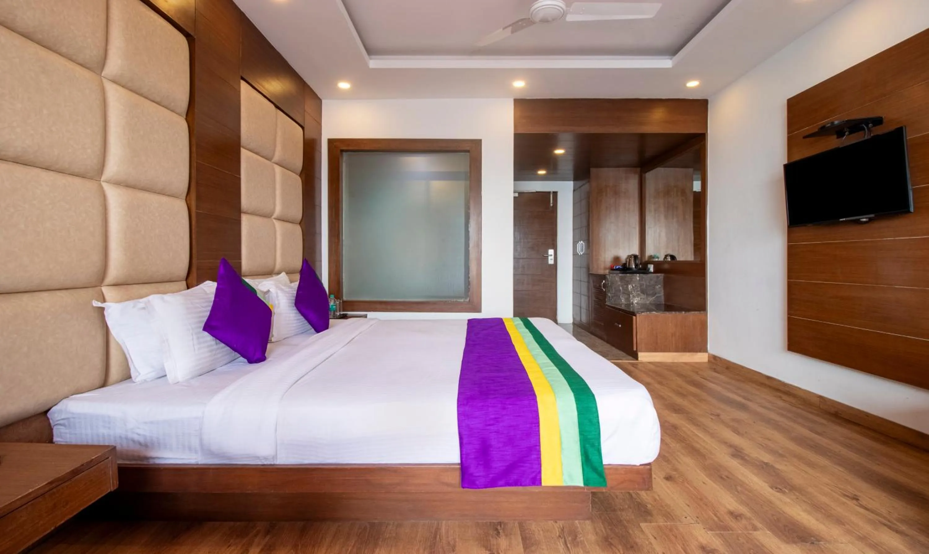 Bed in Treebo Premium Queens Of Hills Near Mall Road Area