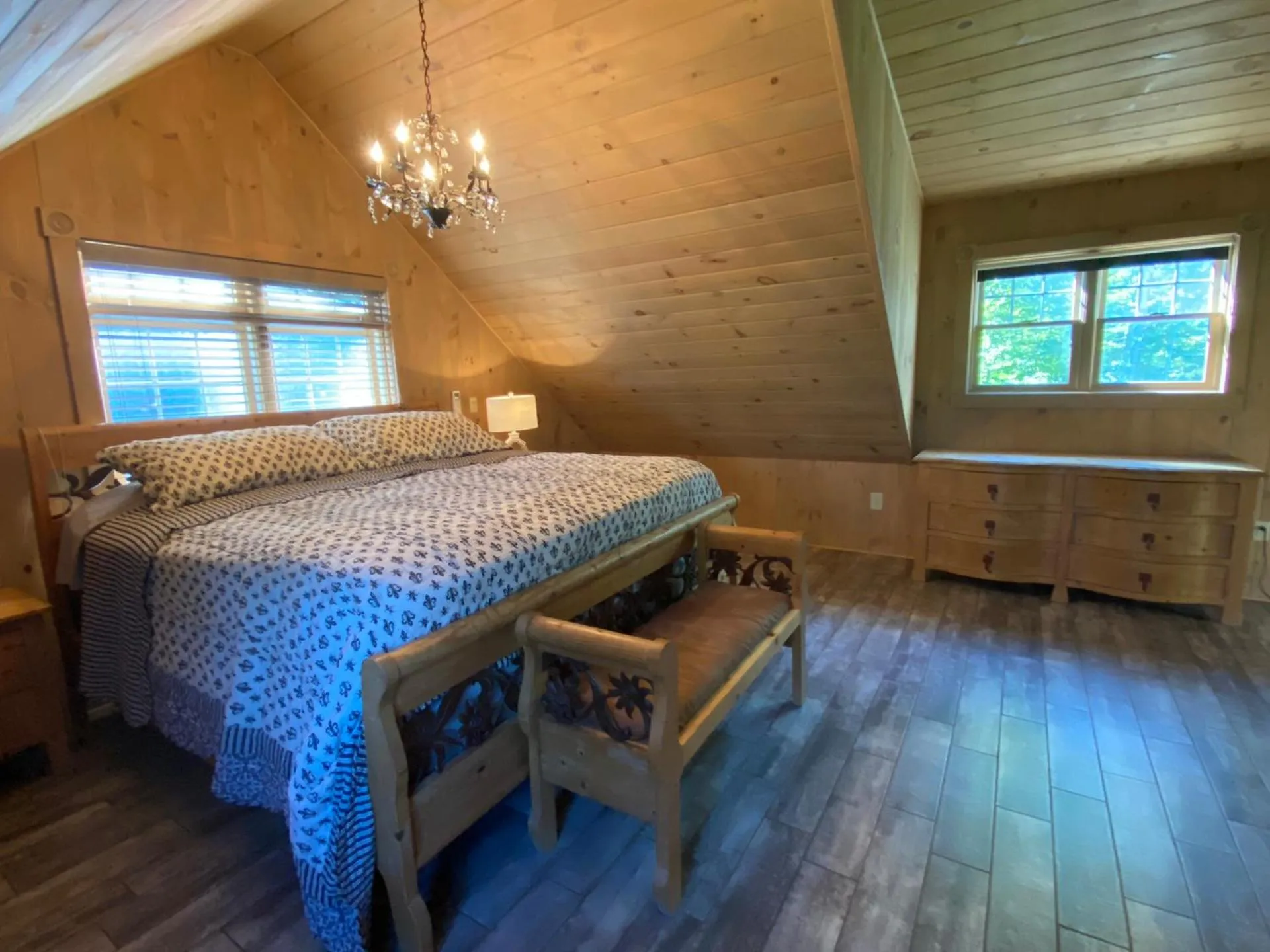 Bedroom, Bed in High Peaks Chalet