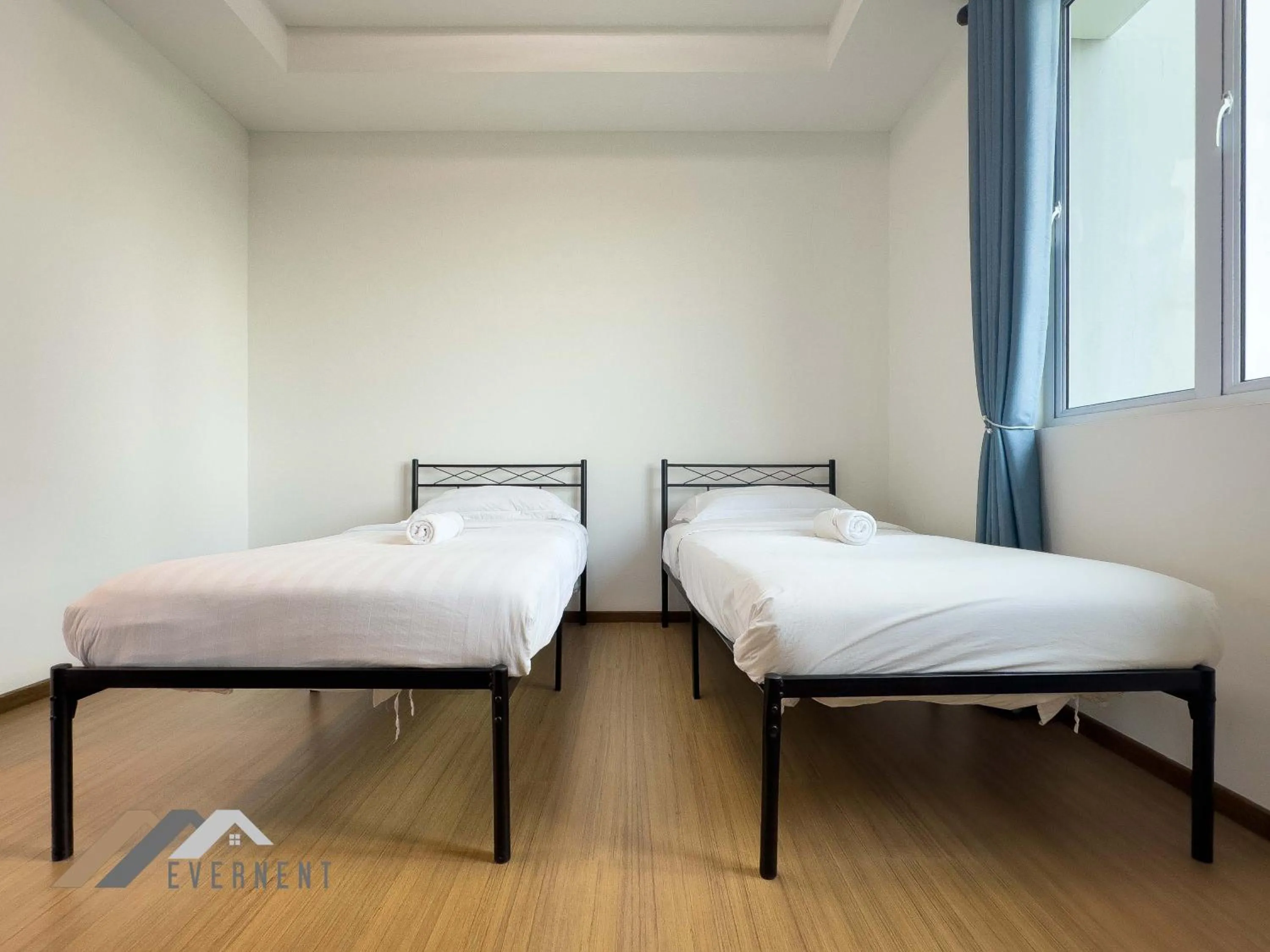 Photo of the whole room, Bed in Serene Heights by Evernent