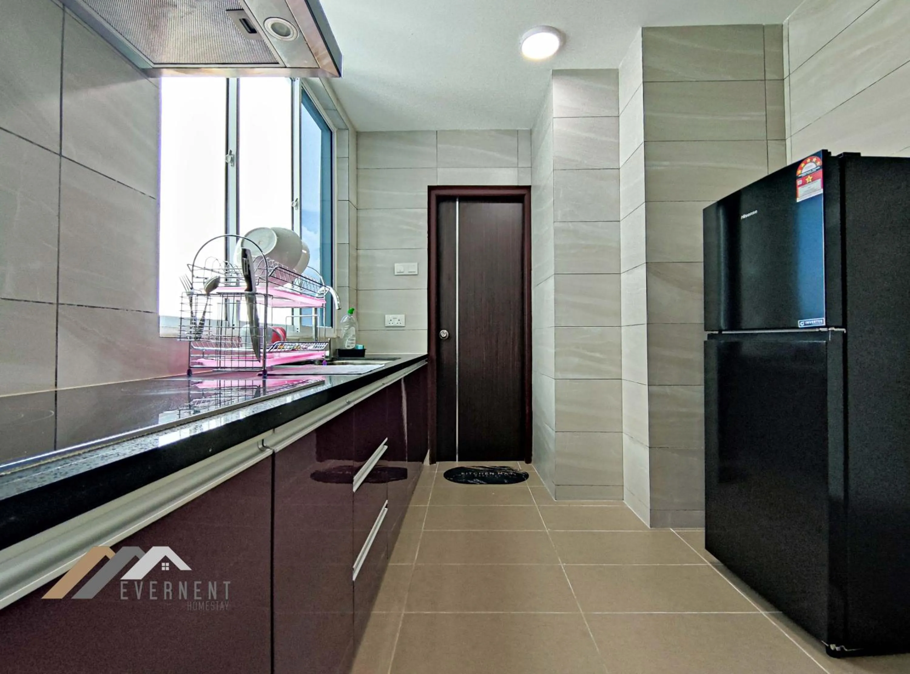 Kitchen or kitchenette in Serene Heights by Evernent