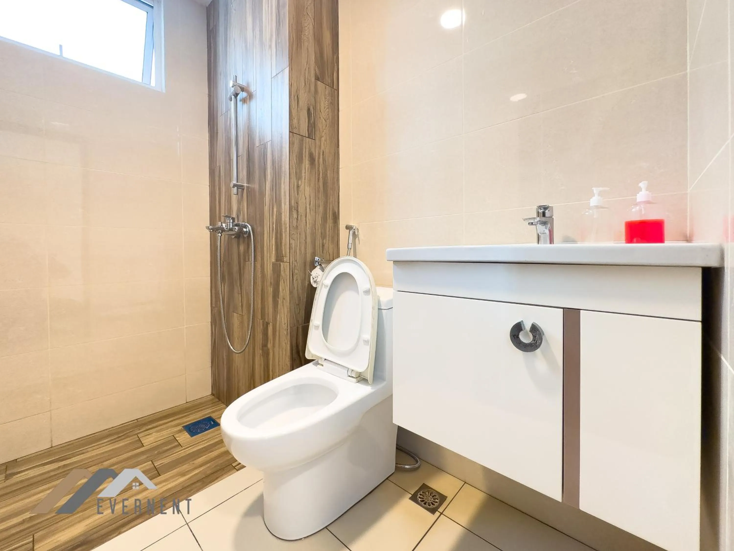 Bathroom in Serene Heights by Evernent