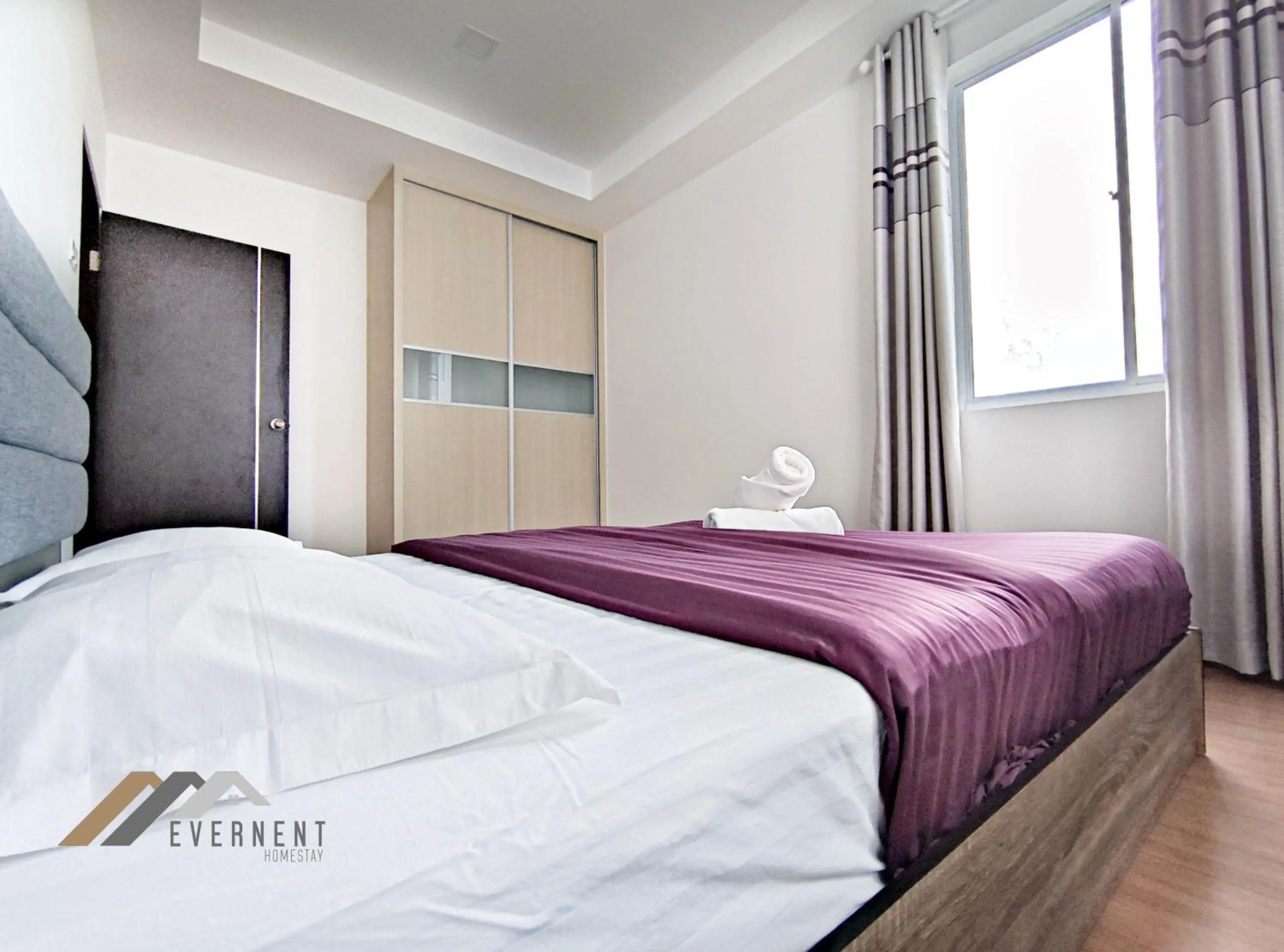 Photo of the whole room, Bed in Serene Heights by Evernent