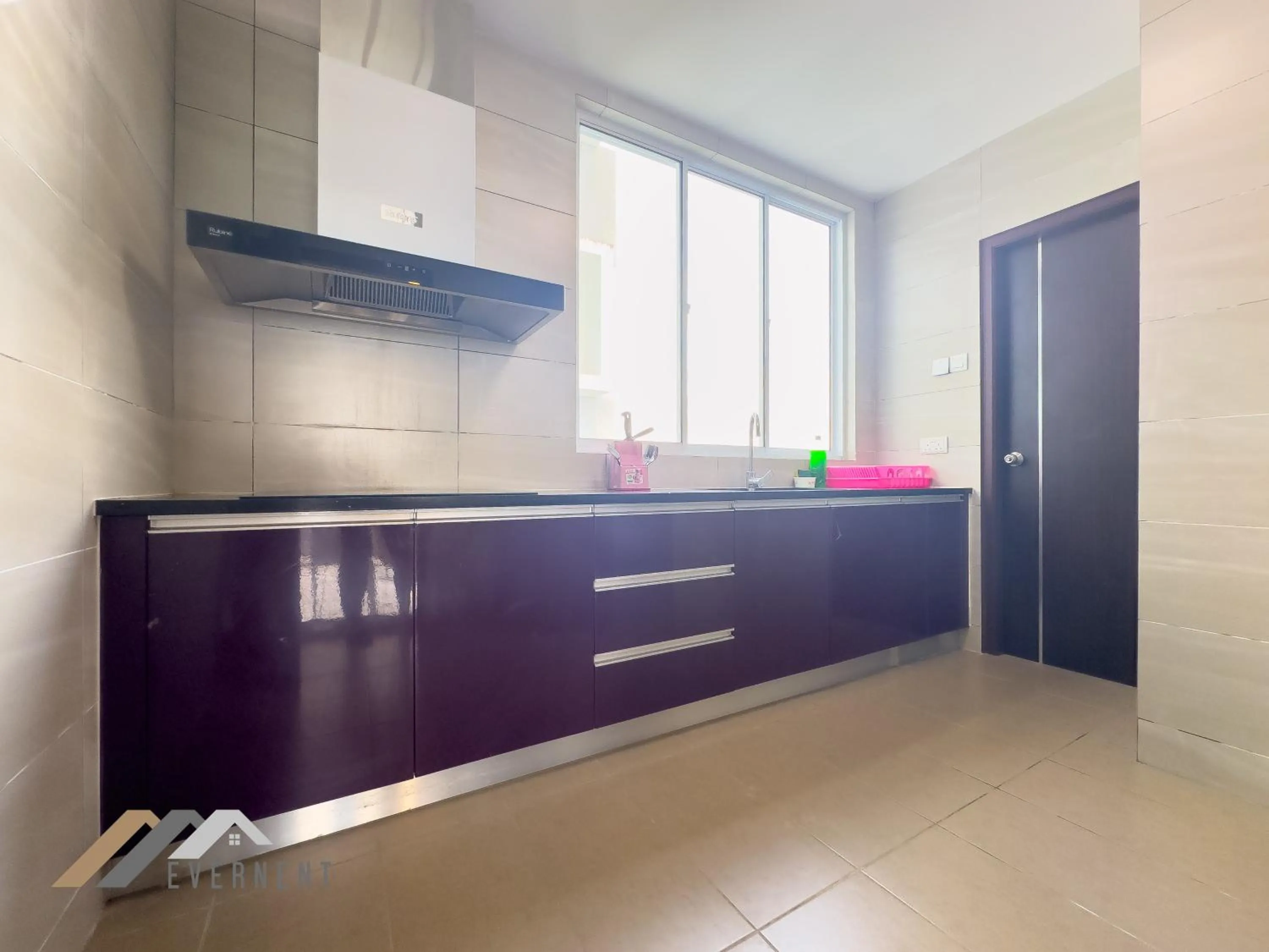 Kitchen or kitchenette in Serene Heights by Evernent