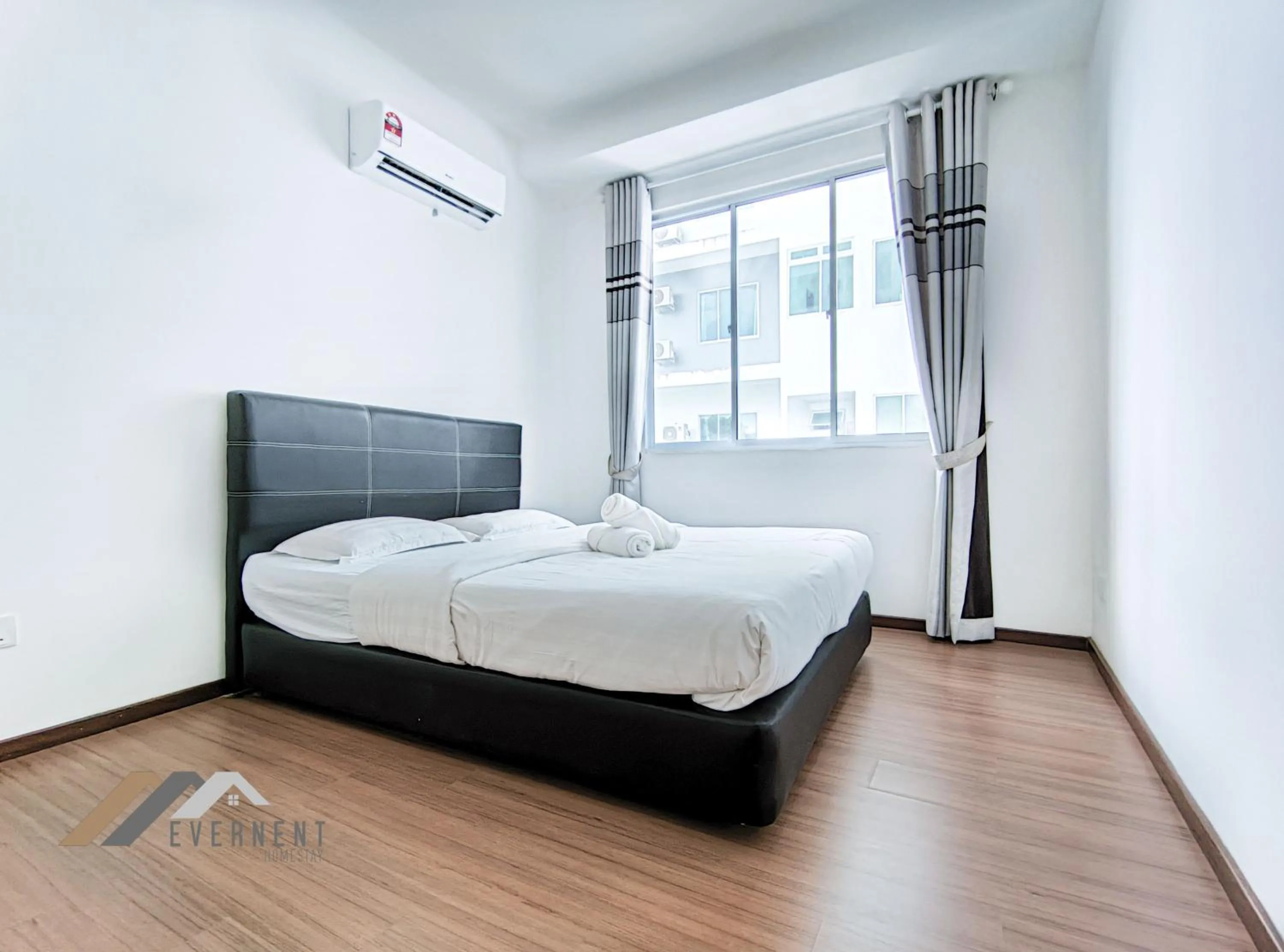 Photo of the whole room, Bed in Serene Heights by Evernent