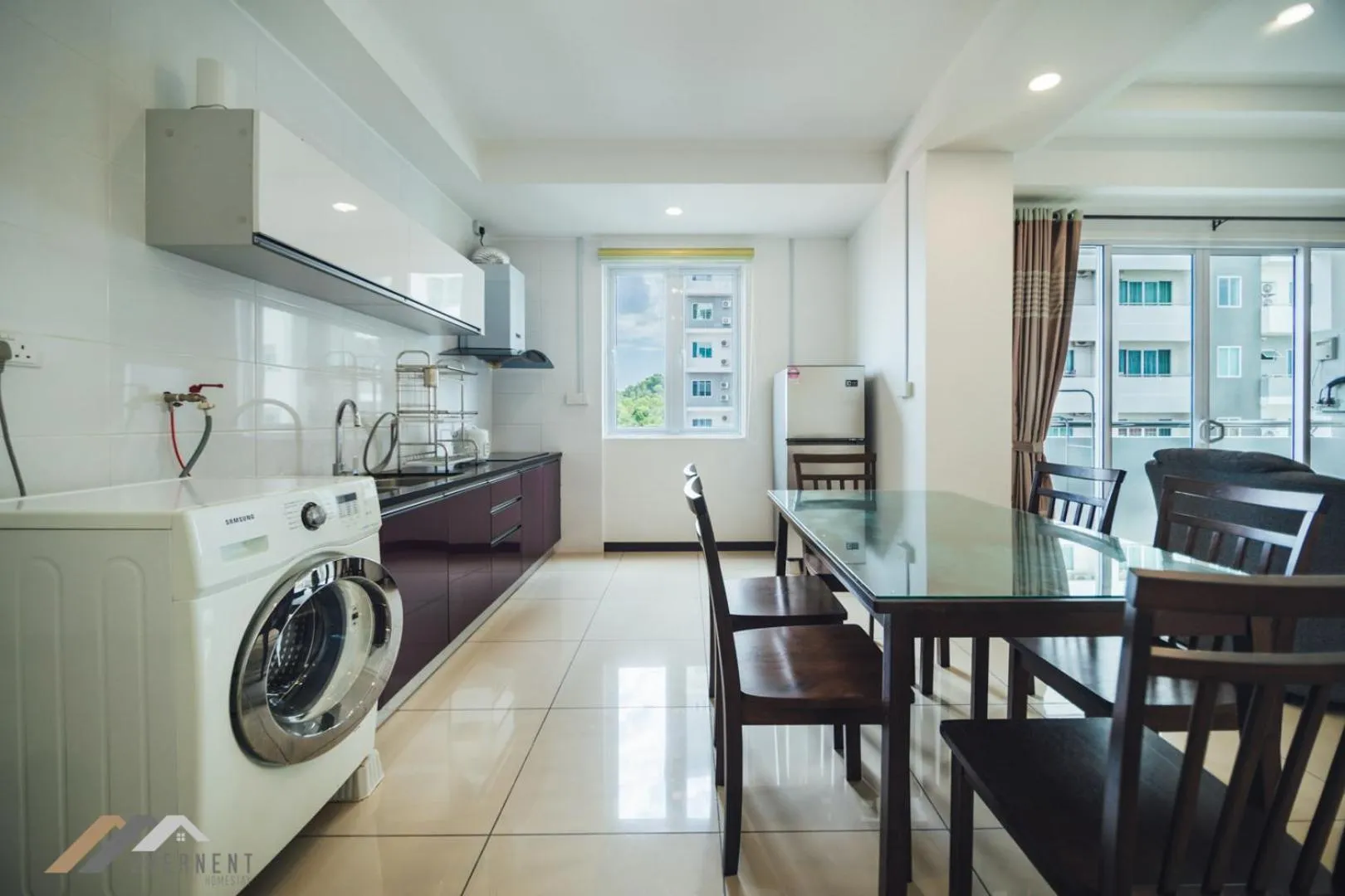 Kitchen or kitchenette in Serene Heights by Evernent