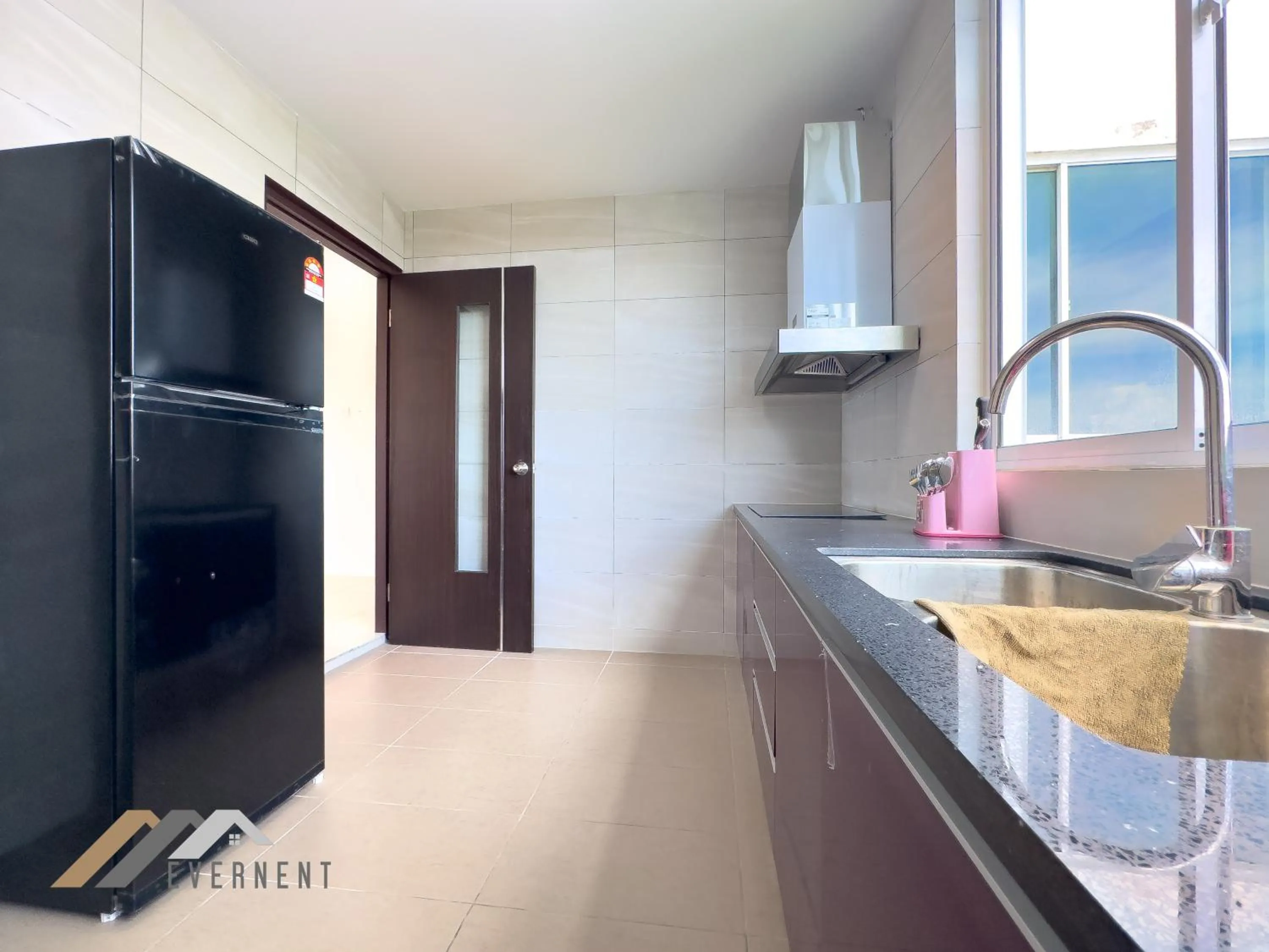 Kitchen or kitchenette in Serene Heights by Evernent